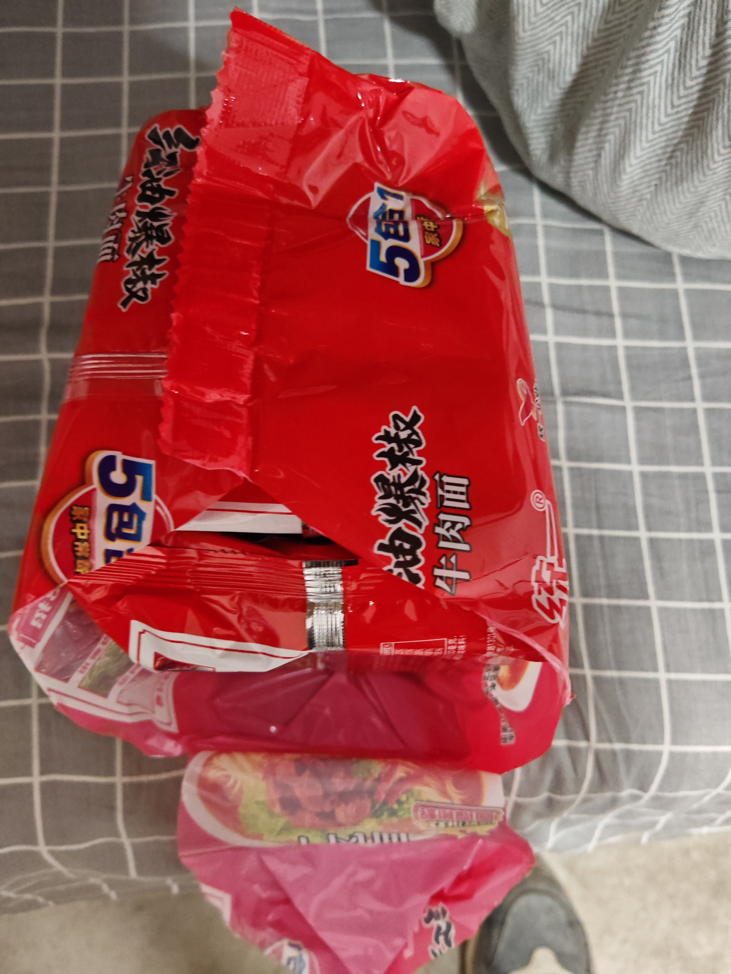 统一 红油爆椒牛肉面105g*5袋 五合一速食 方便面新老包装随机发货 实拍图