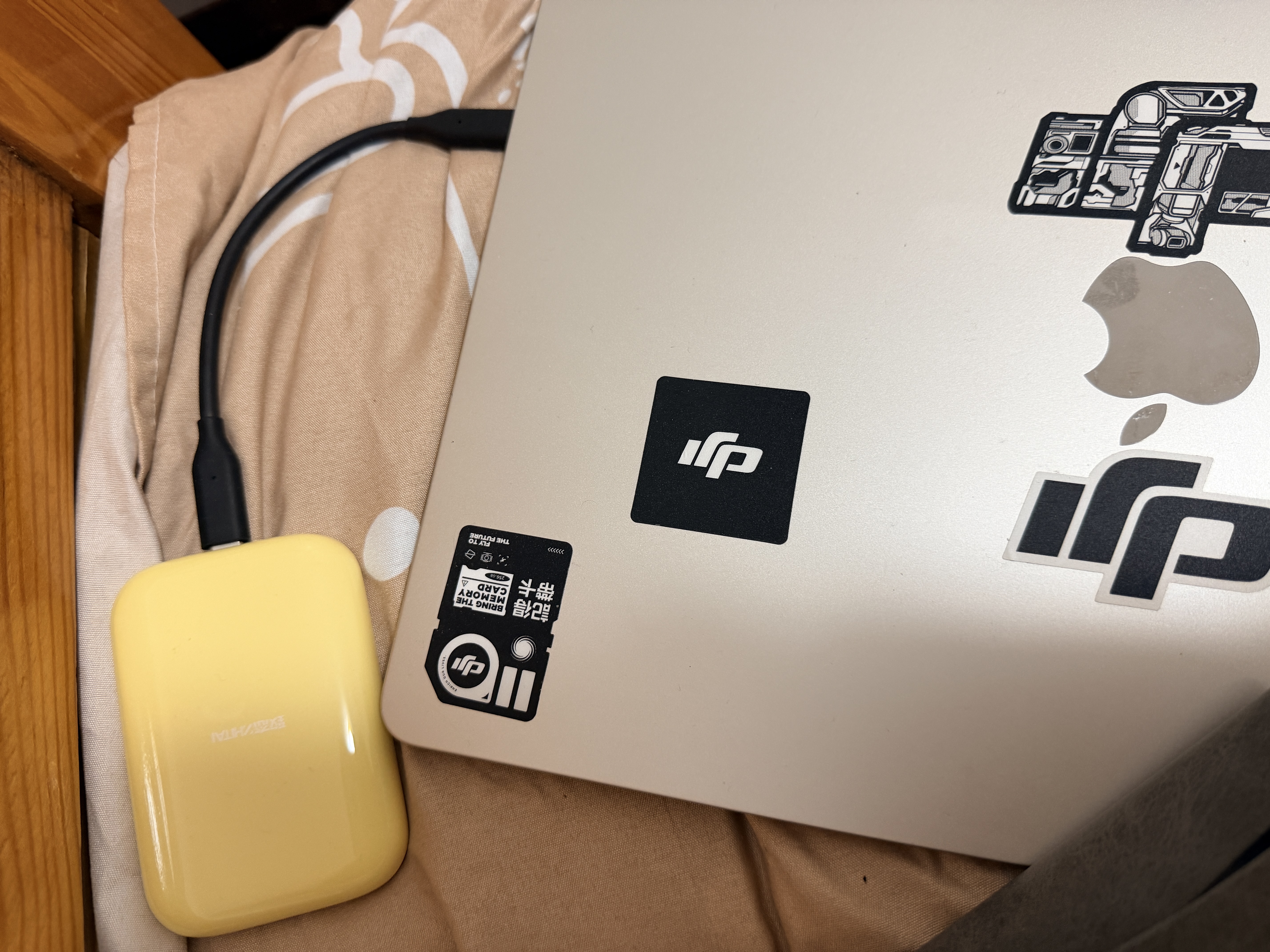 致态（ZhiTai）长江存储 1TB Type-c USB 3.2 移动固态硬盘（PSSD）灵·潮流版读速2000MB/s磁吸 手机直连 星耀黄 实拍图