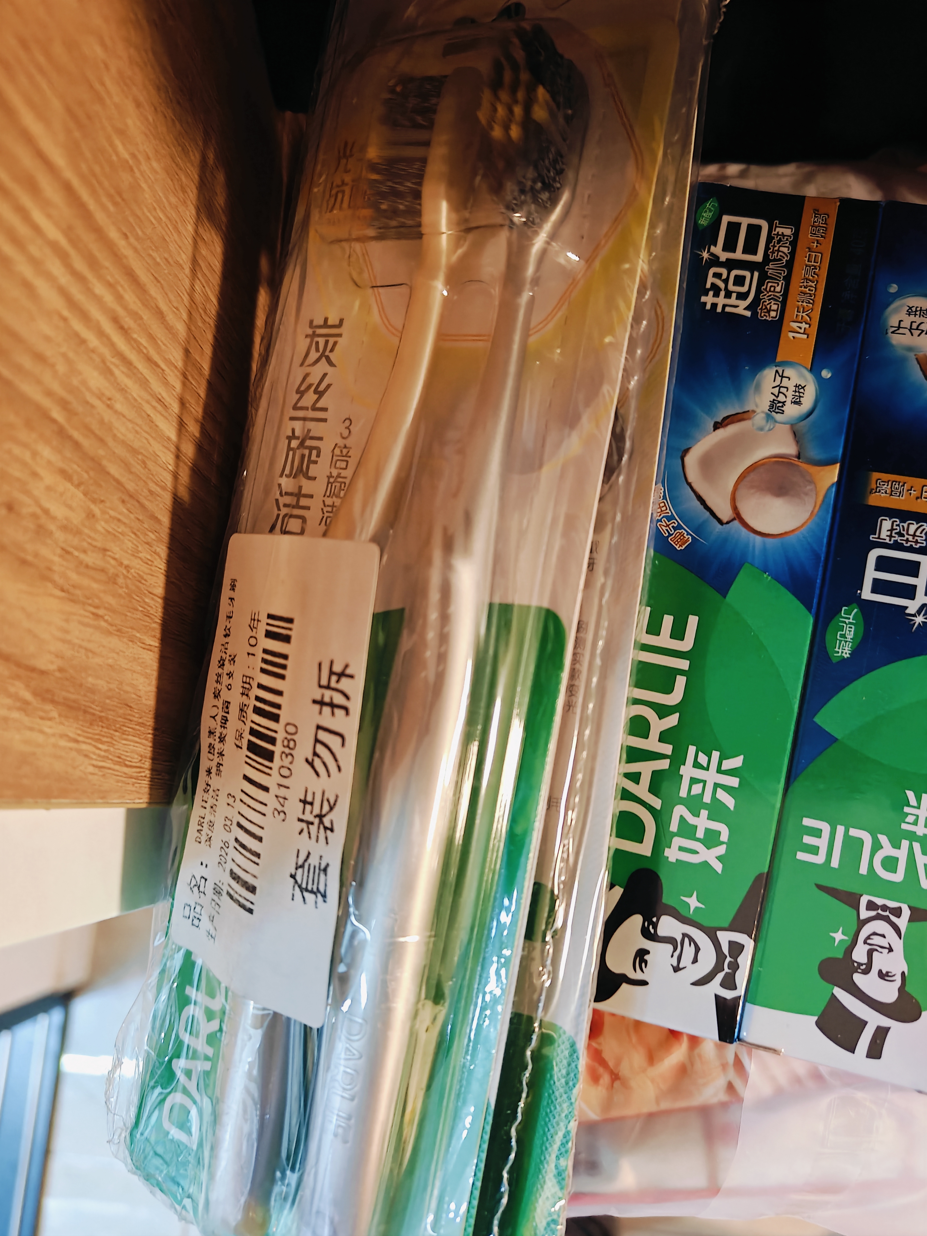 好来（DARLIE）原黑人炭丝旋洁软毛牙刷石墨烯3倍速抗菌深层清洁快速减轻异味6支 实拍图