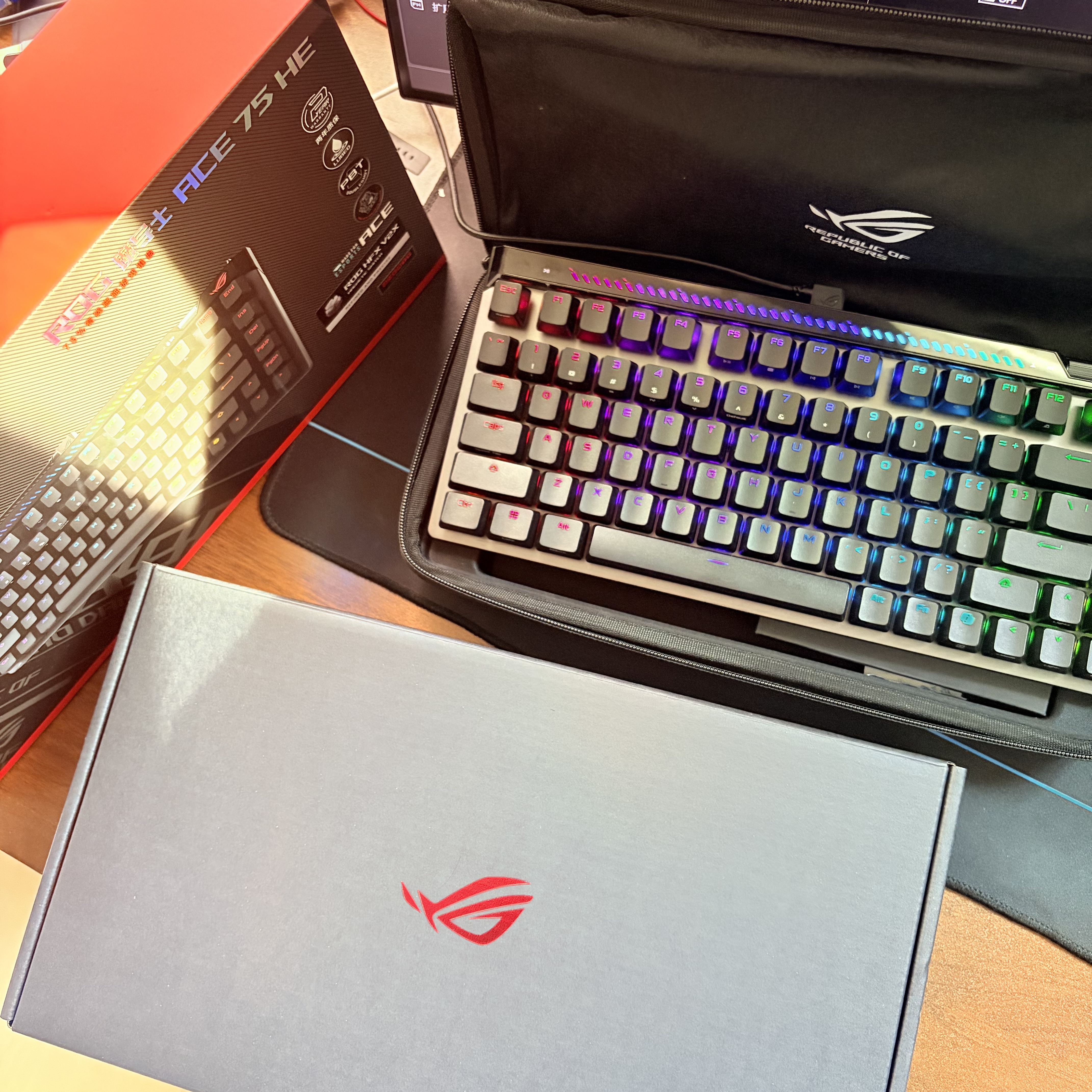 ROG魔导士Ace 75HE V2X有线游戏键盘 磁轴键盘HFX V2X磁轴RT0.01电竞机械键盘小蜜蜂冠军战队同款黑色 实拍图