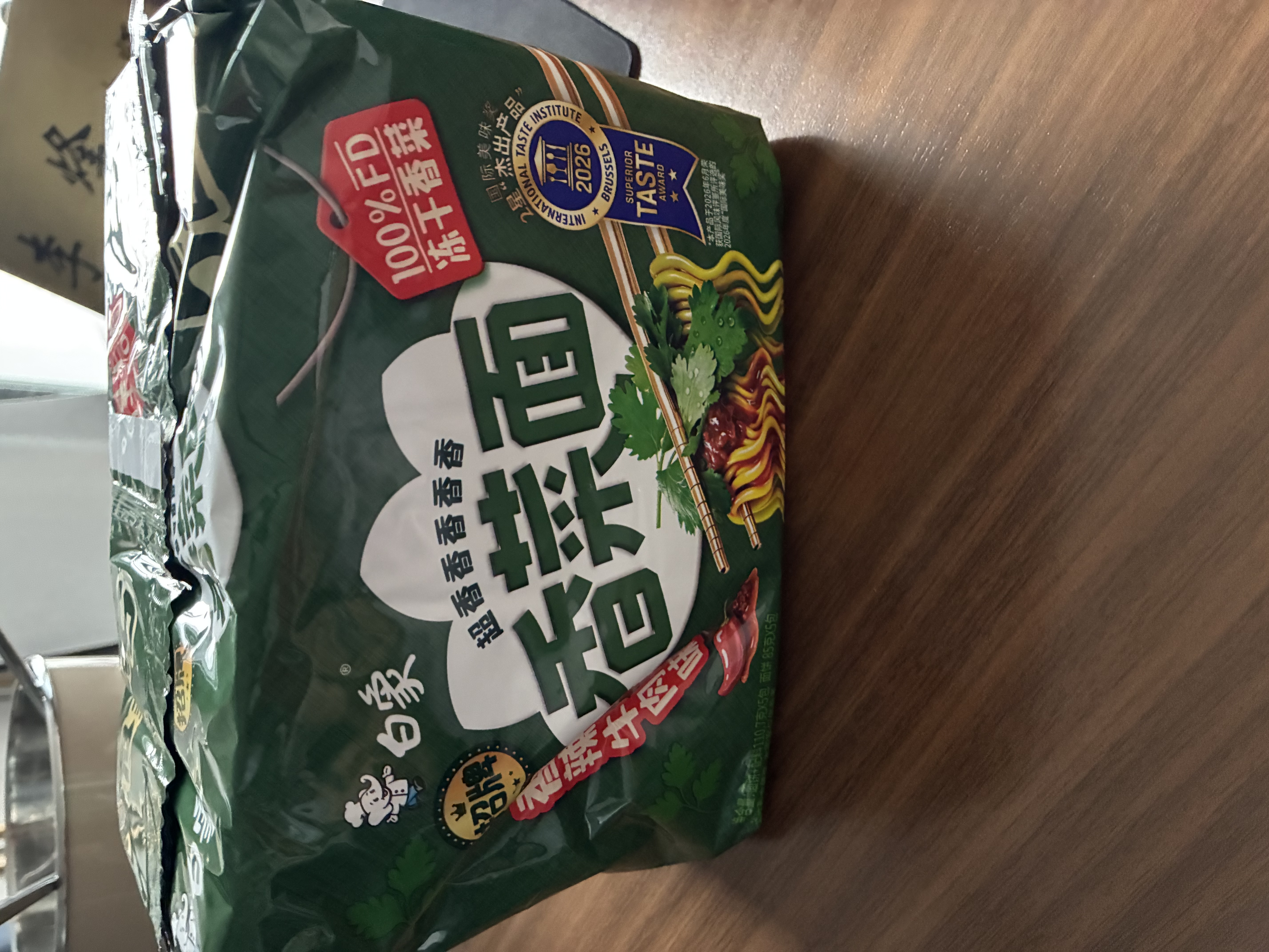 白象香菜面限定款泡面方便面懒人速食夜宵绿色蔬菜面饼含香菜袋装 香辣牛肉110.7g*5袋 实拍图