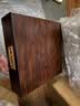 拓进高档普洱茶饼木礼盒福鼎白茶200/357克单双茶饼通用木纹包装礼盒 檀木色 单饼盒+礼袋 实拍图