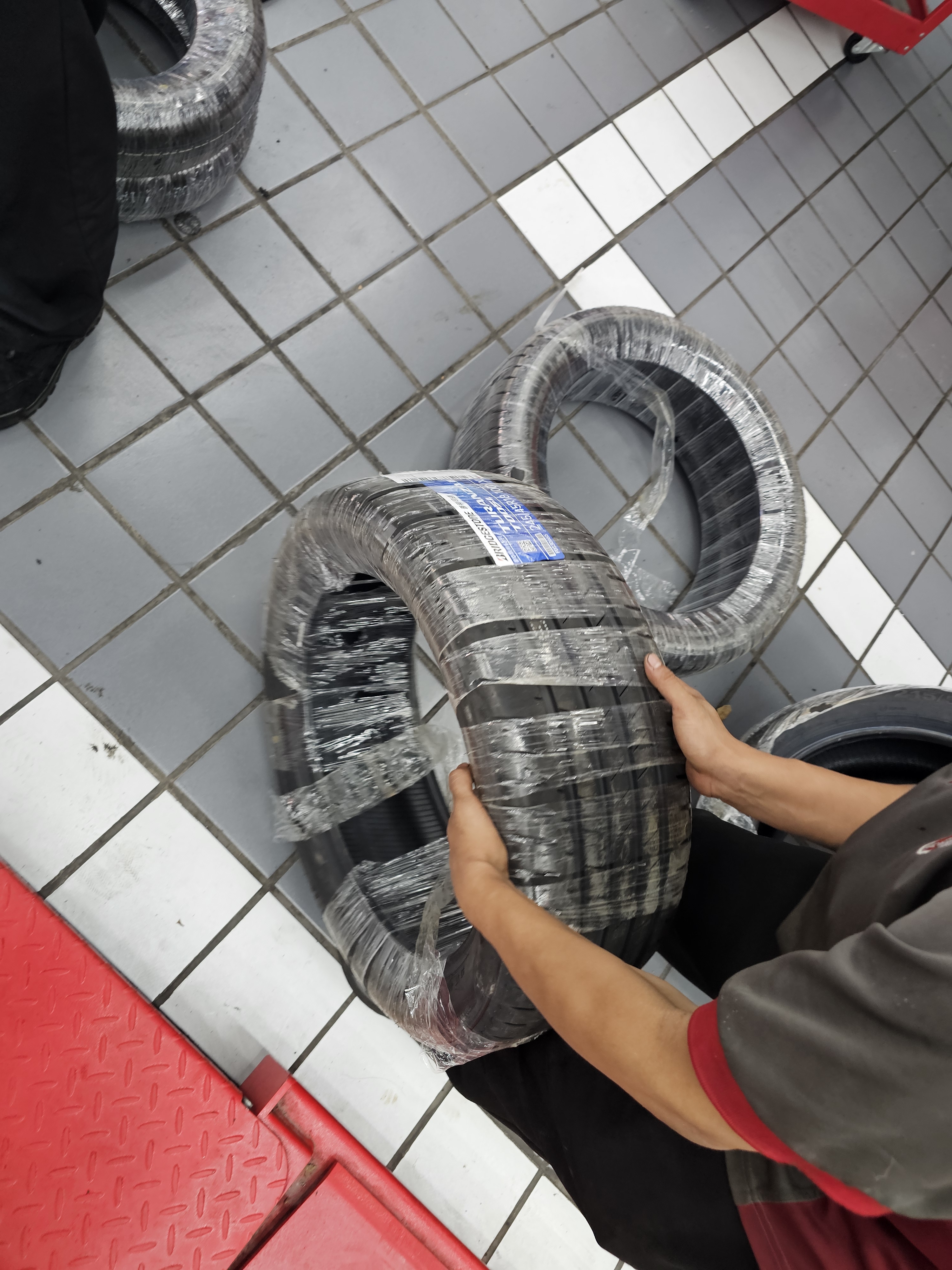 普利司通（Bridgestone）汽车轮胎 245/45R18 100Y XL泰然者 T005L MO原厂配套奔驰E级 实拍图