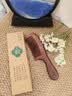 紫韵梳香大号整料黄桃木梳子女士男士养生经络按摩梳细齿赛檀木梳子M-12 实拍图