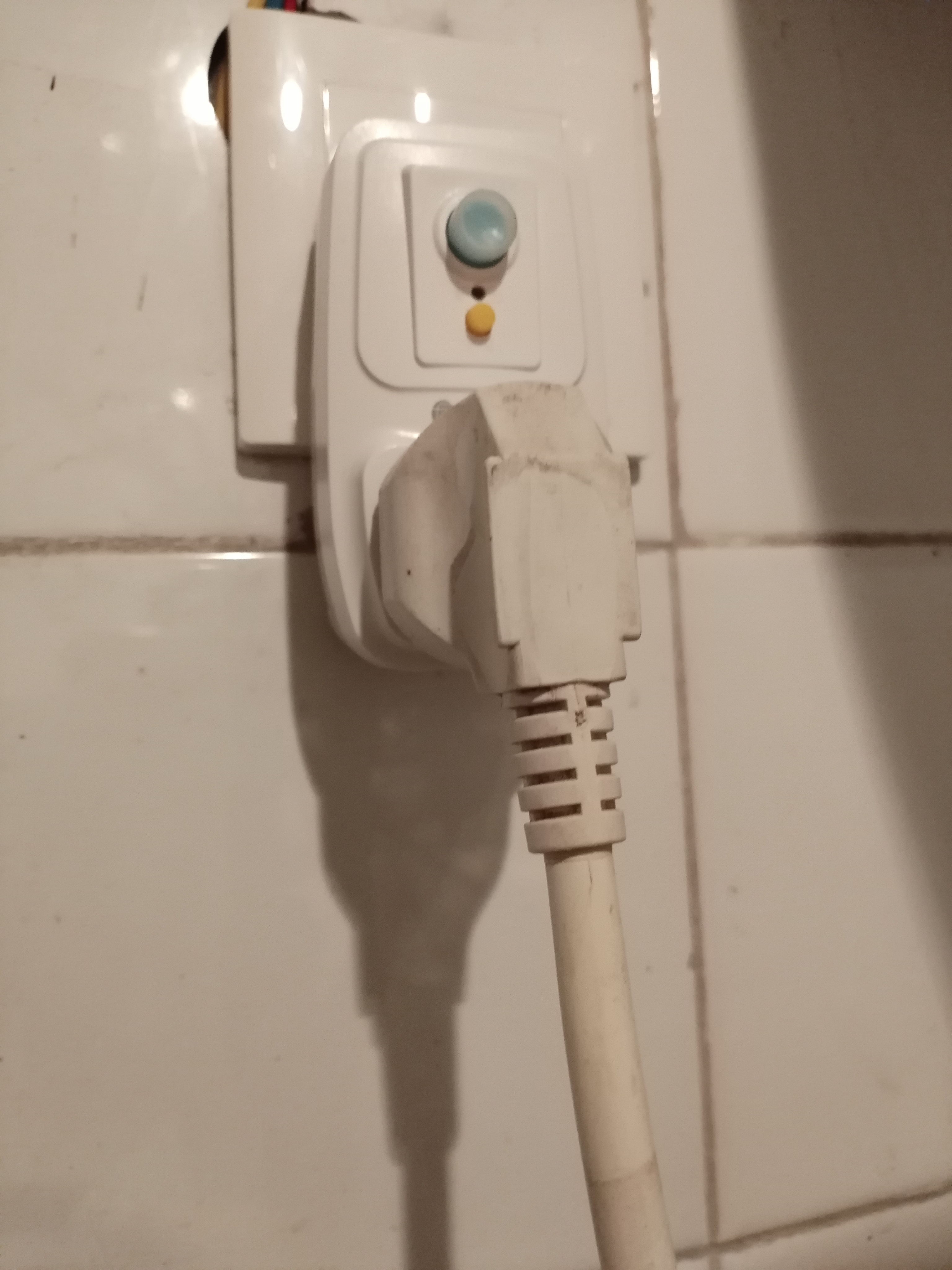 国际电工（FDD）漏电保护插头 家用电器热水器防水防触电保护器 插座转换头 加厚款-漏保插头16A(直插款)  实拍图