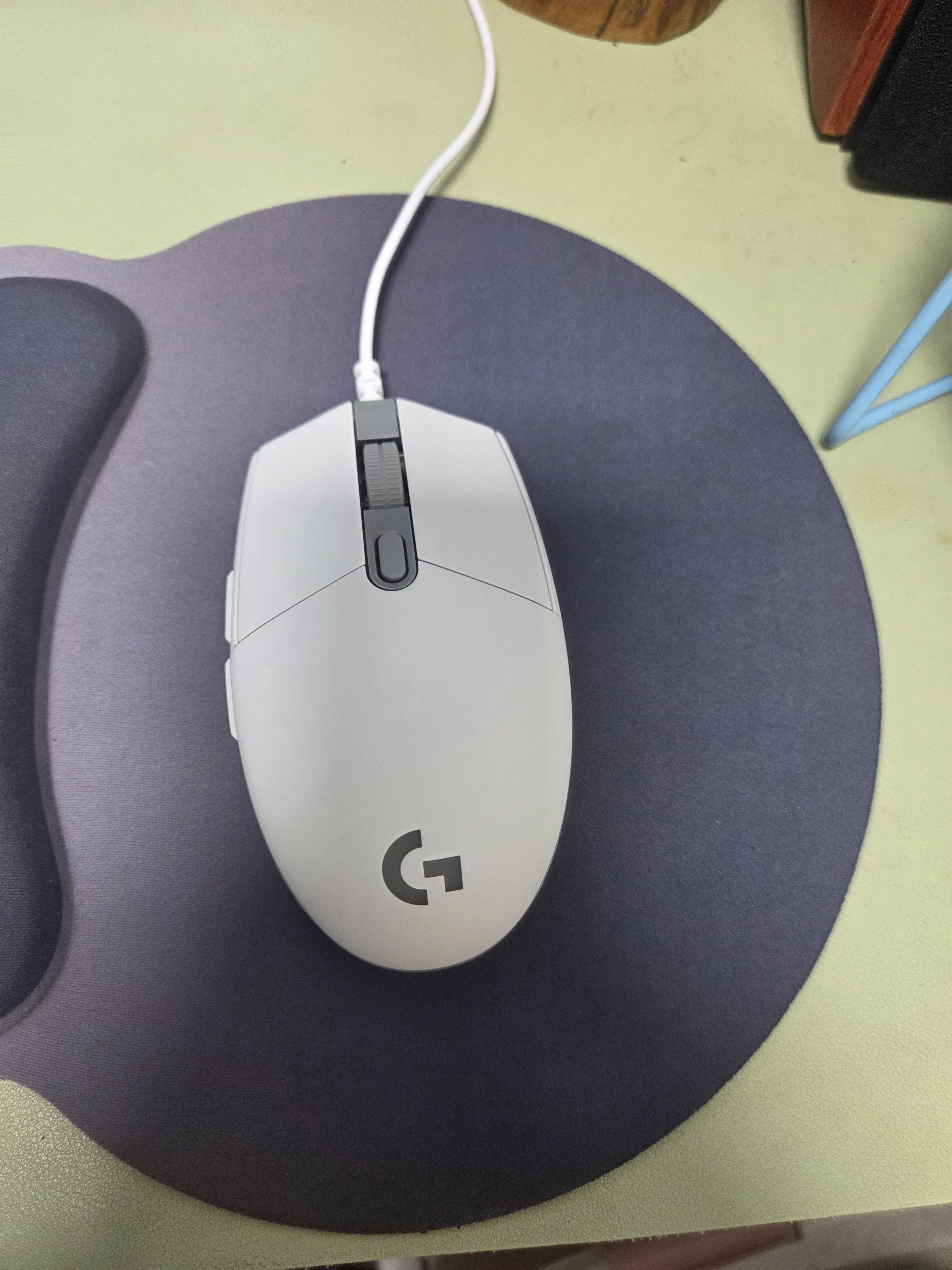罗技（G）G102 有线游戏鼠标 轻量化设计 G102二代 RGB灯效 电竞 打瓦 三角洲 无畏契约 外设必备 CS2 白色 实拍图