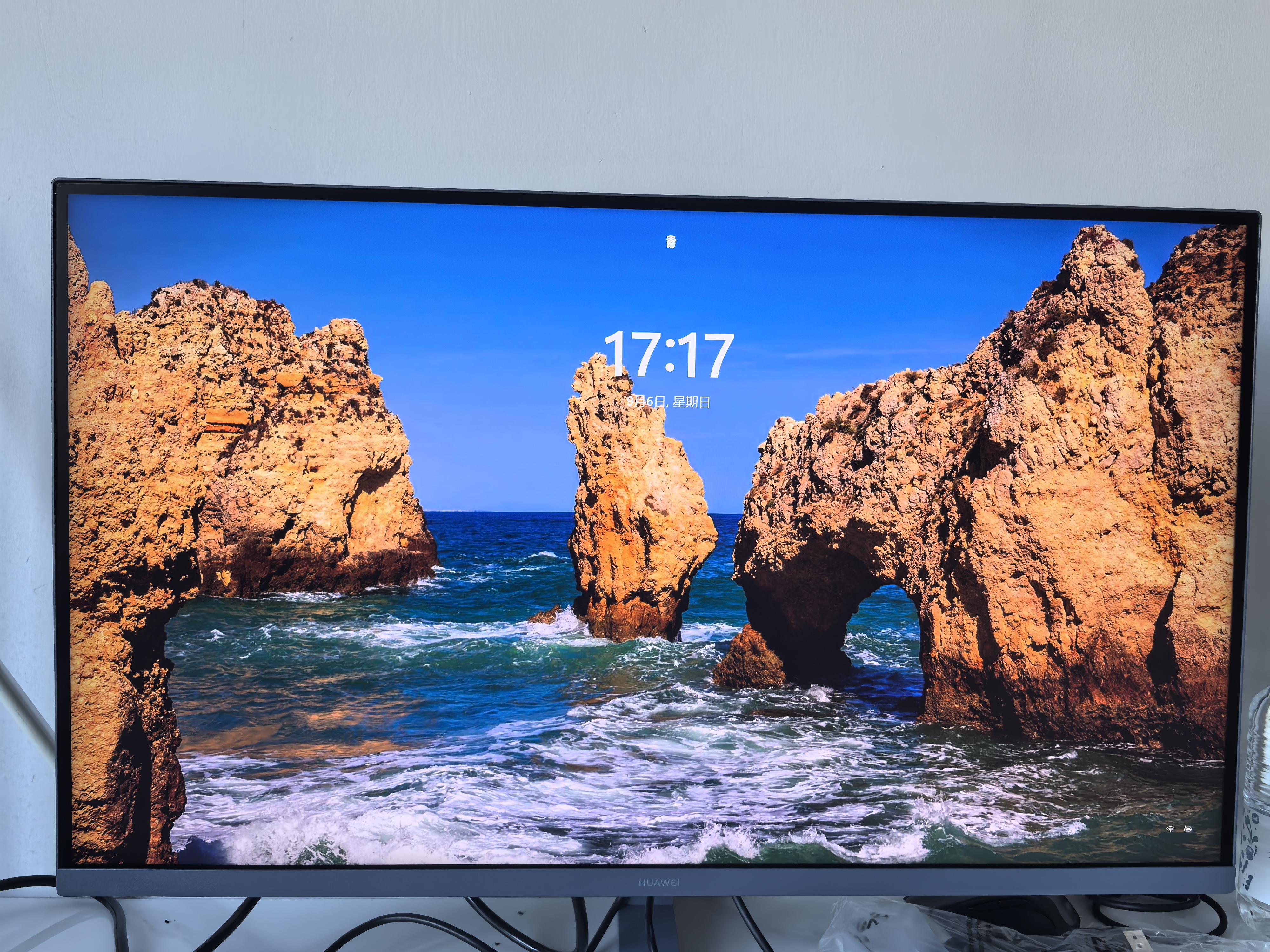 华为MateView GT 27英寸显示器 4K双模/云晰柔光屏/160Hz/扬声器/USB-C/DP/HDMI/旋转升降壁挂 极光蓝 实拍图