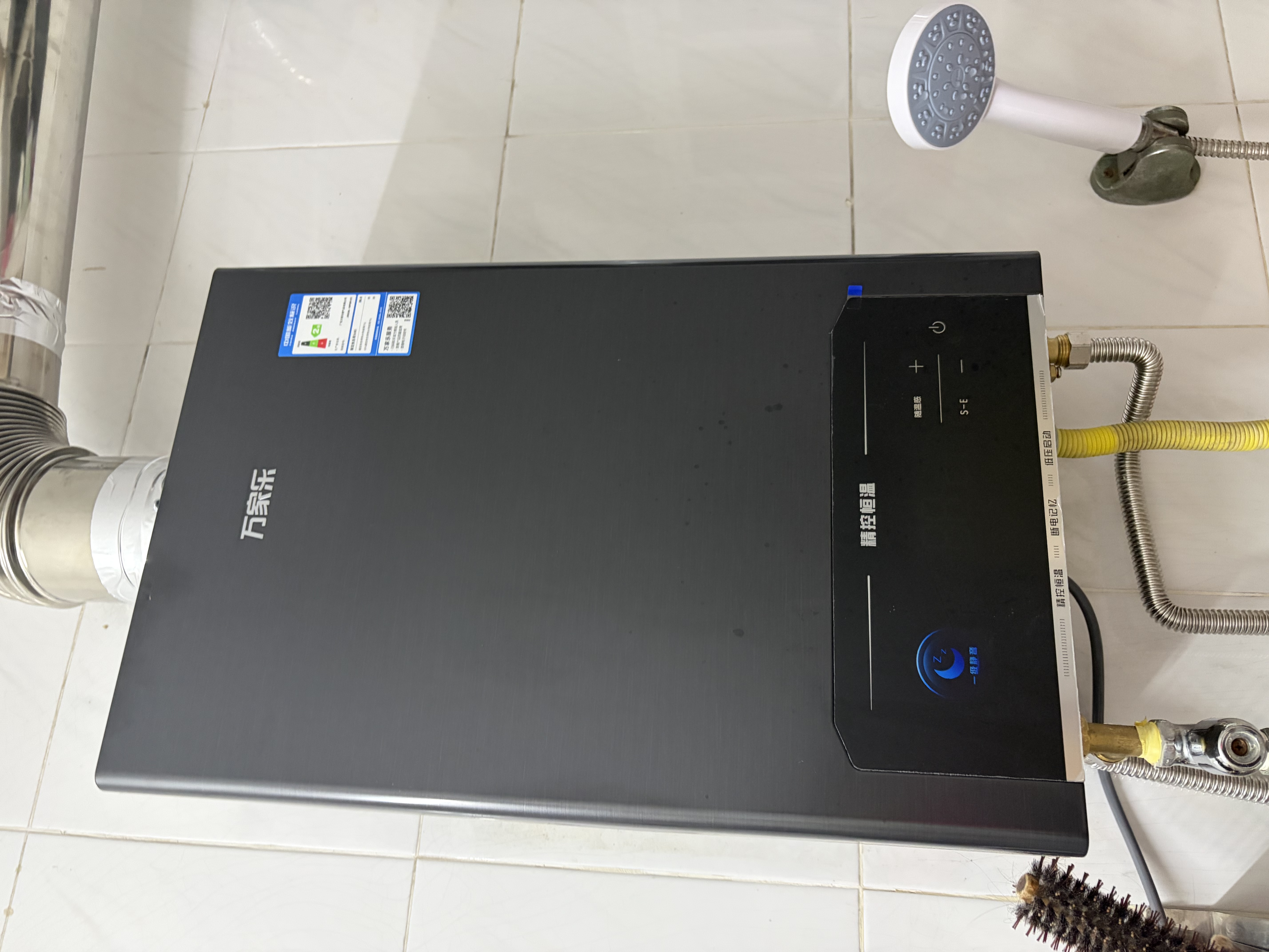 万家乐平衡式燃气热水器P5R1/E9 升级4.0精控恒温超一级静音浴室开放厨房厨柜均可安装 双重节能45% 16L 全新升级静音16P5R1(F)天然气 实拍图