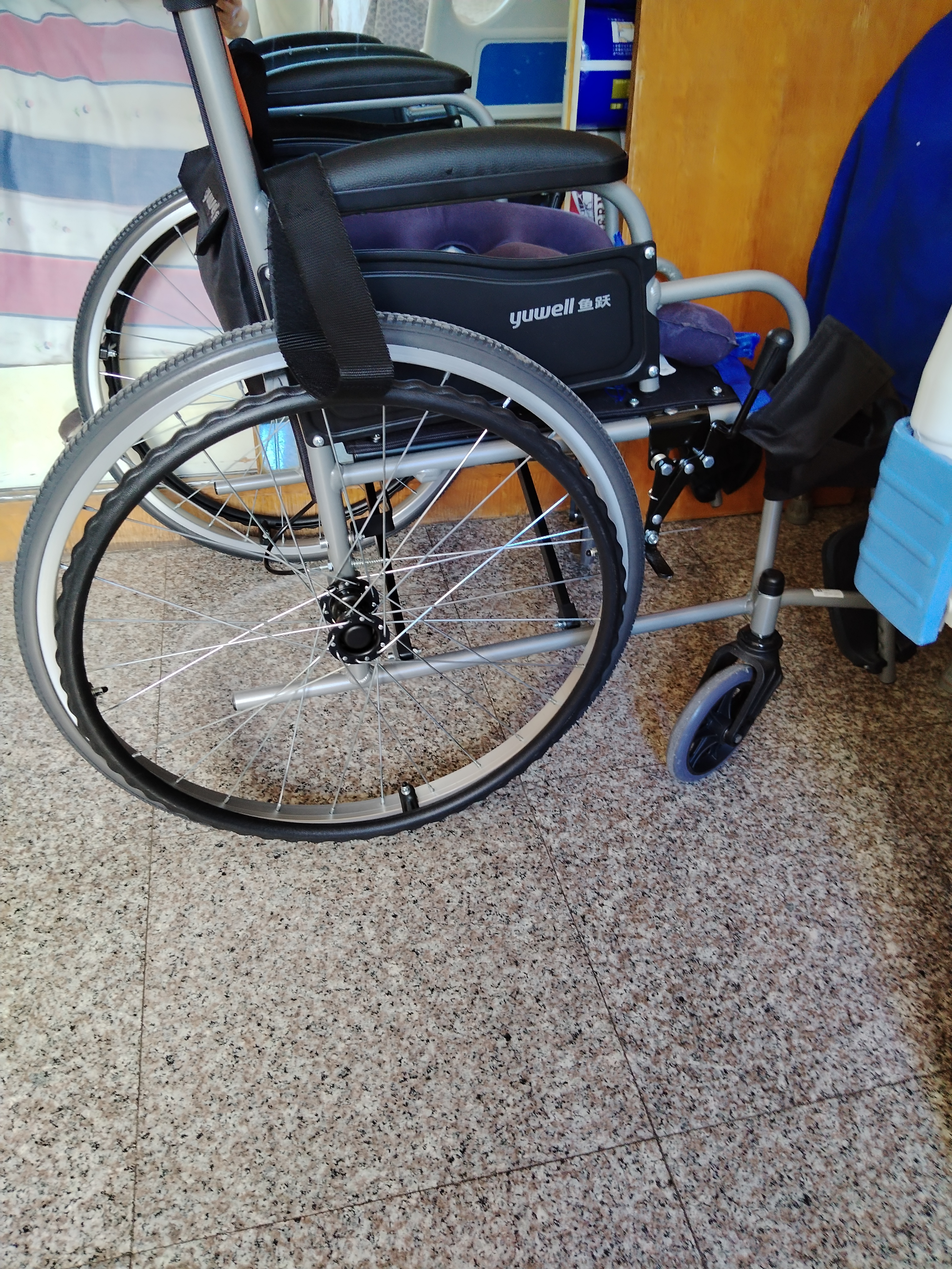 鱼跃手动轮椅车大轮轻便可折叠老人专用出行代步仅13kg铝合金H062 实拍图