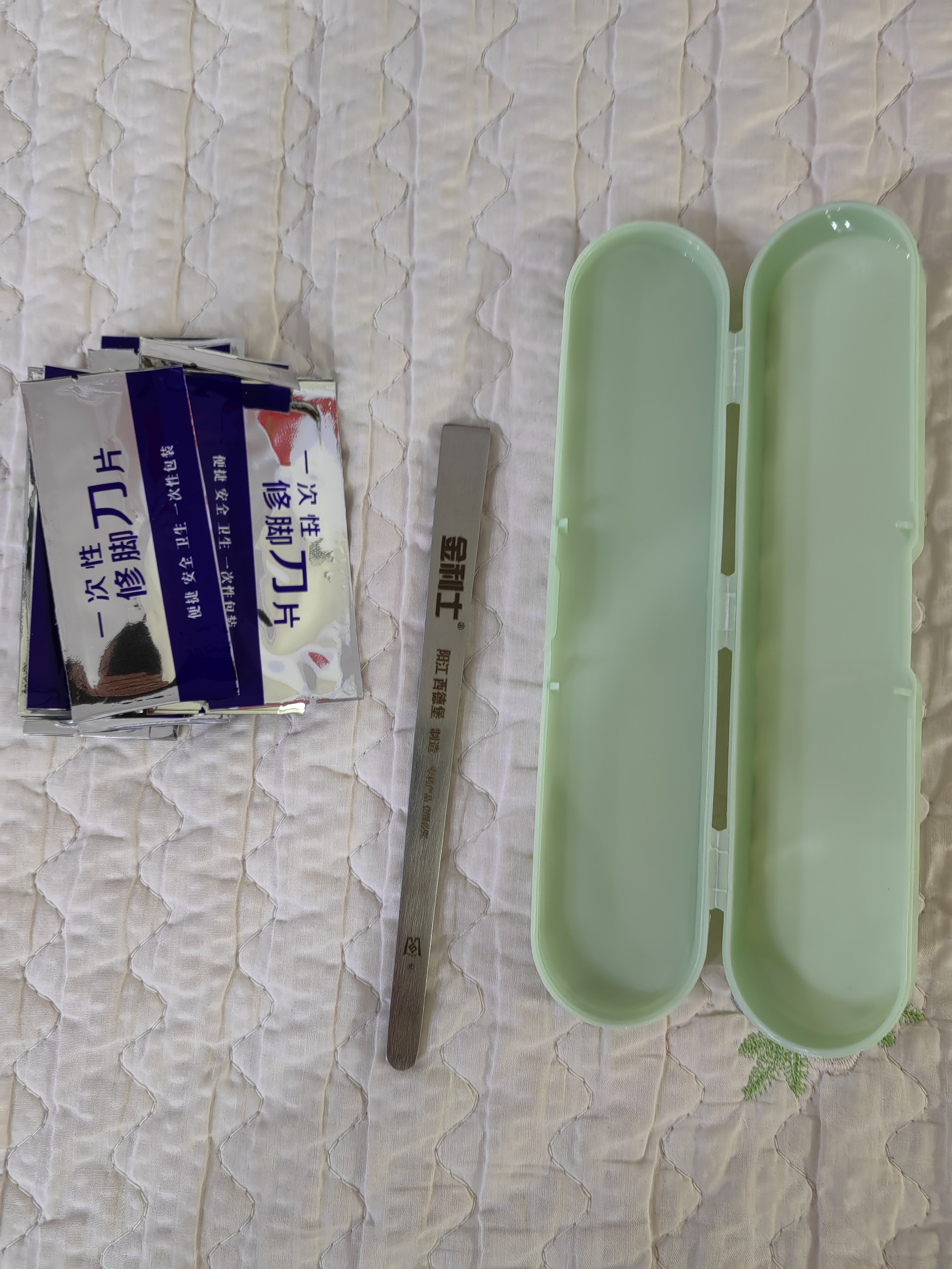 金利士一次性修脚刀片修厚薄灰指甲甲沟炎修脚死皮老茧专业足浴修脚刀具 小刀架送7号小平口钎刀30片+刀盒 实拍图