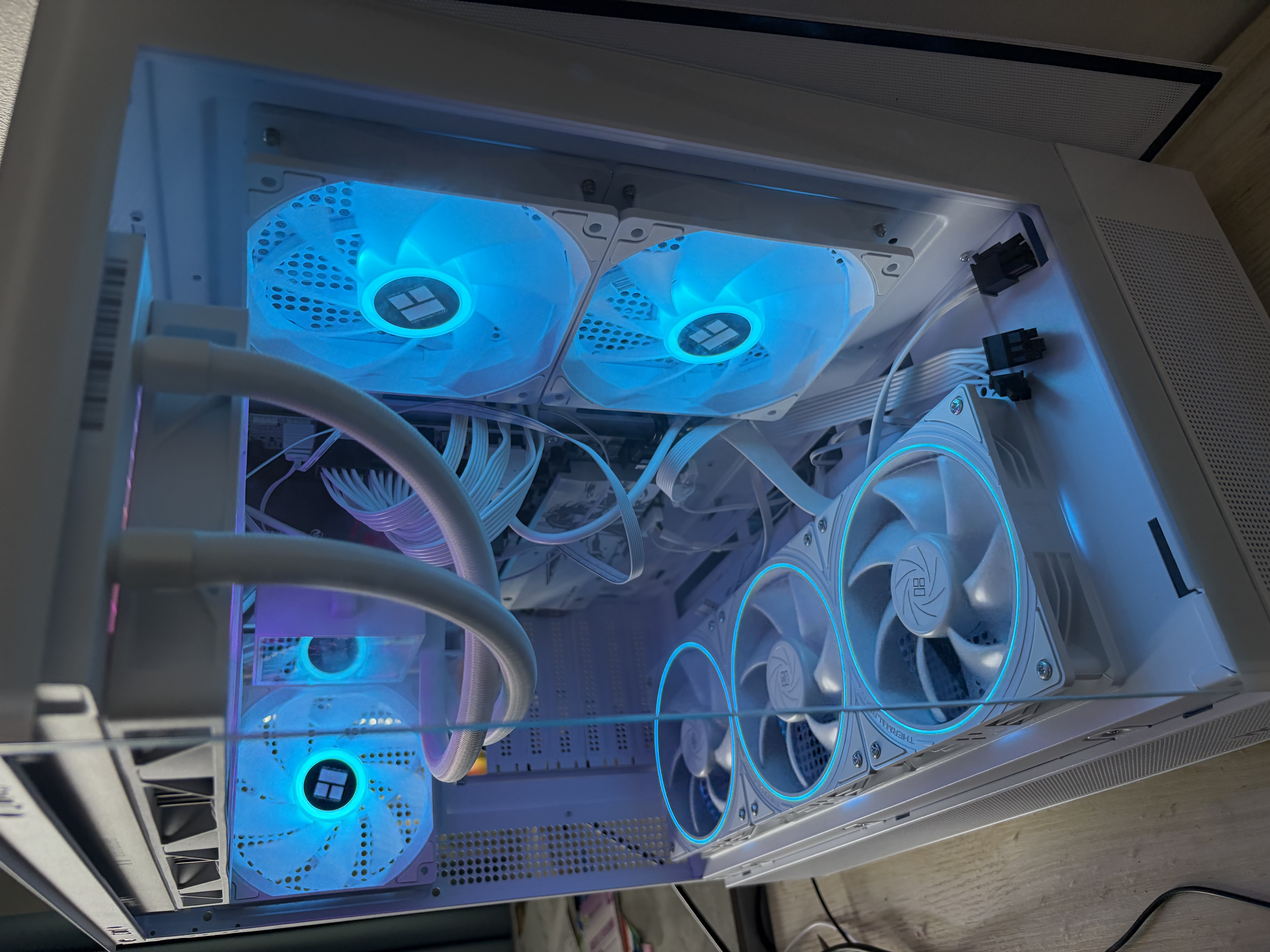 Thermaltake（Tt）钢影 透S 海景房机箱 电脑主机 白色（ATX主板/支持360水冷/270°全景/9风扇位/4090显卡） 实拍图