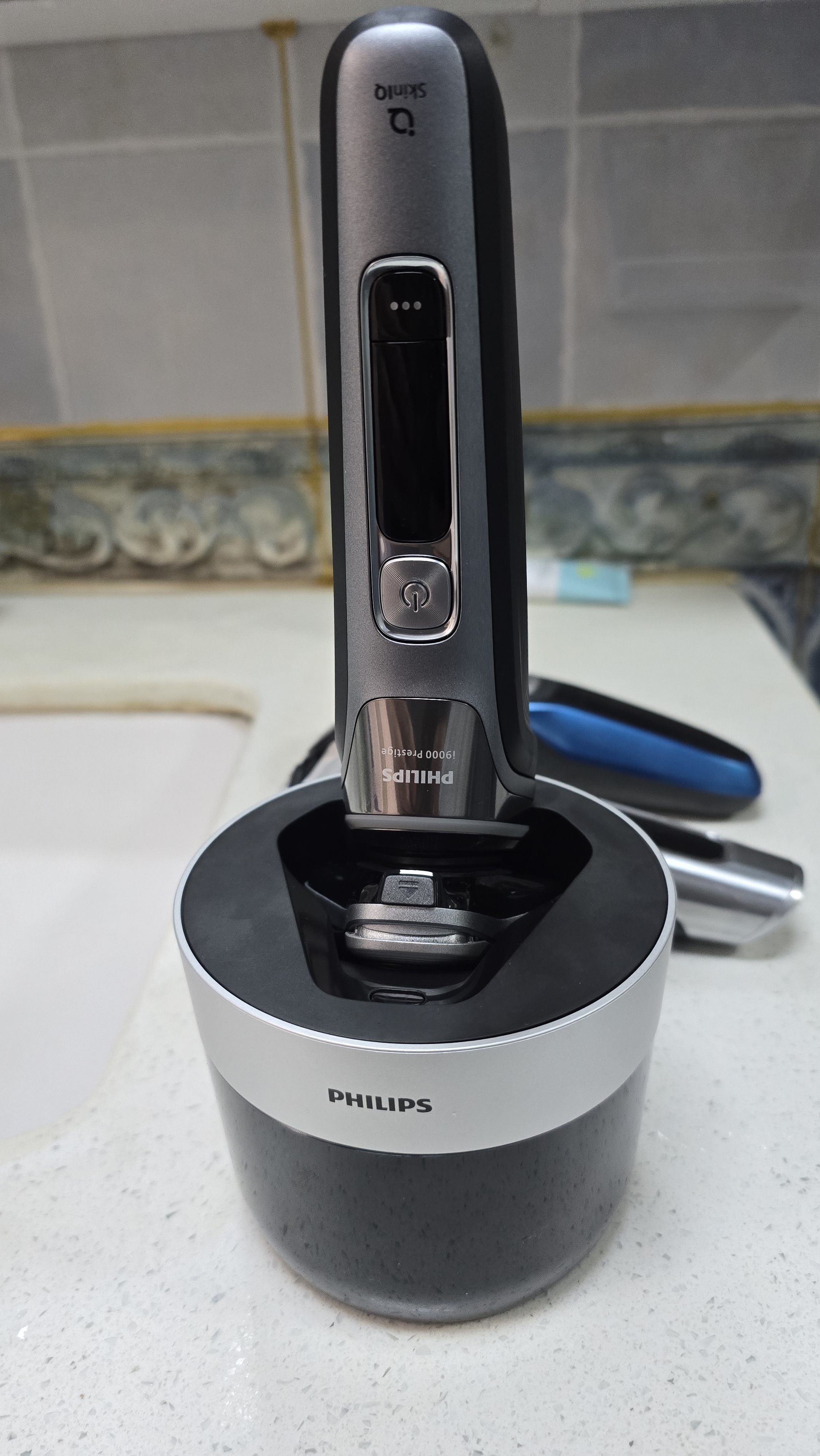 飞利浦（PHILIPS）【进口爆款礼盒】电动剃须刀刮胡刀 荷兰原装进口 旋护新9系Pro XP9202 生日礼物送长辈送父母 实拍图