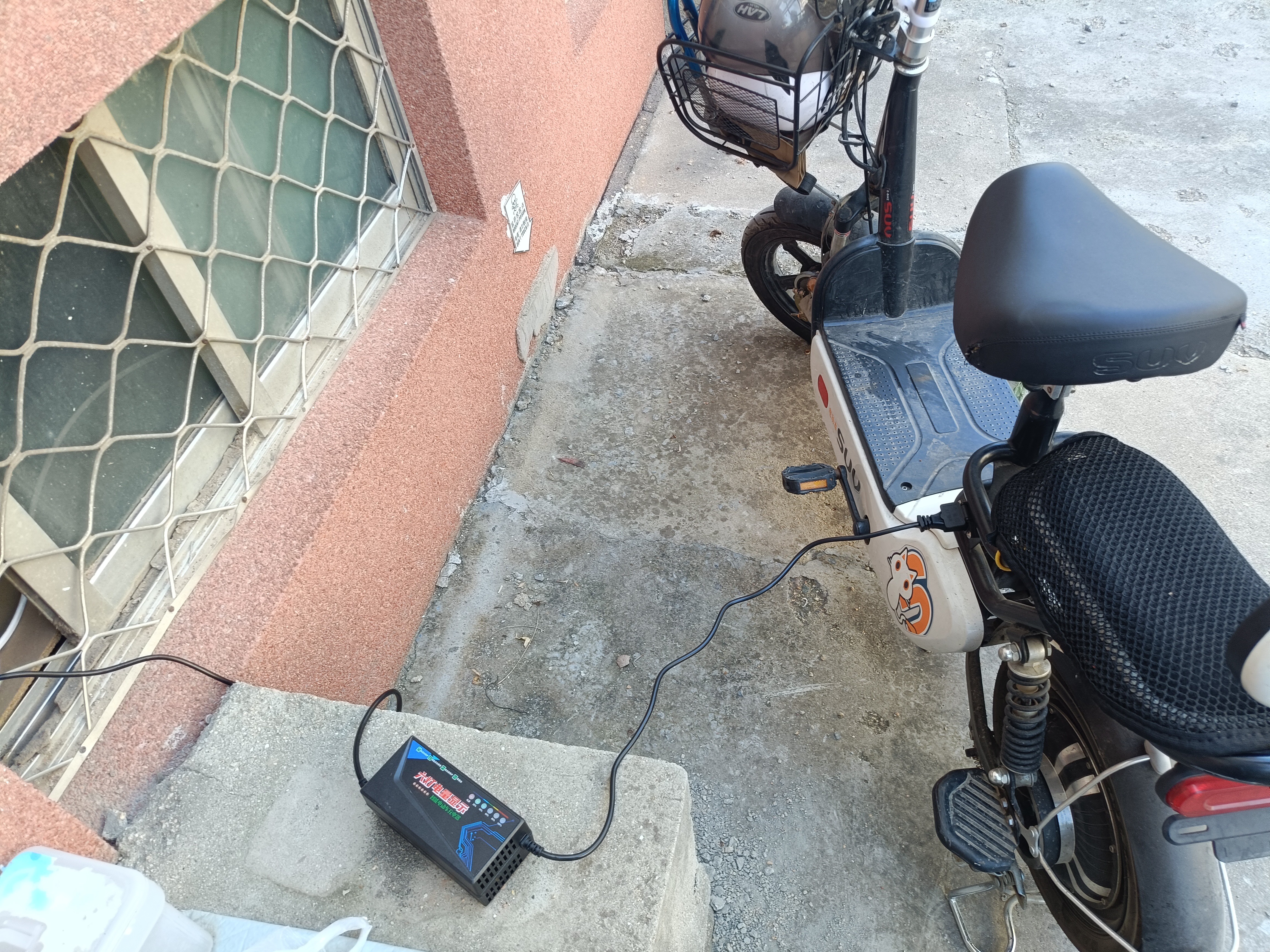 【京东物流】电动摩托车三轮车铅酸电池充电器可选72V60V48V脉冲修复充满自停T型品字头电瓶充电器 48V12Ah[充满自停] 充电闪烁，充满停止闪烁 实拍图