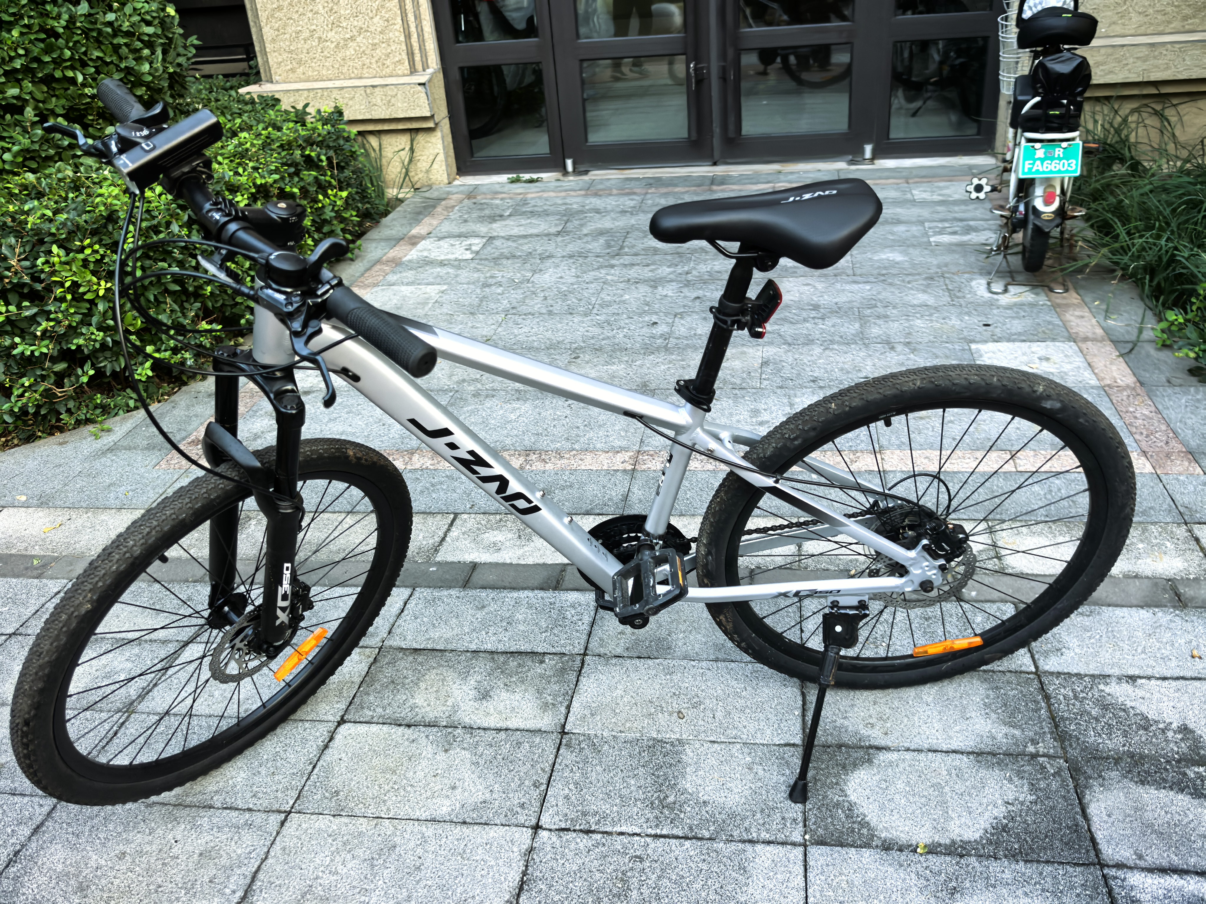 京东京造 XC350山地自行车铝合金禧玛诺21速油压碟刹成年人学生15寸时空银 实拍图