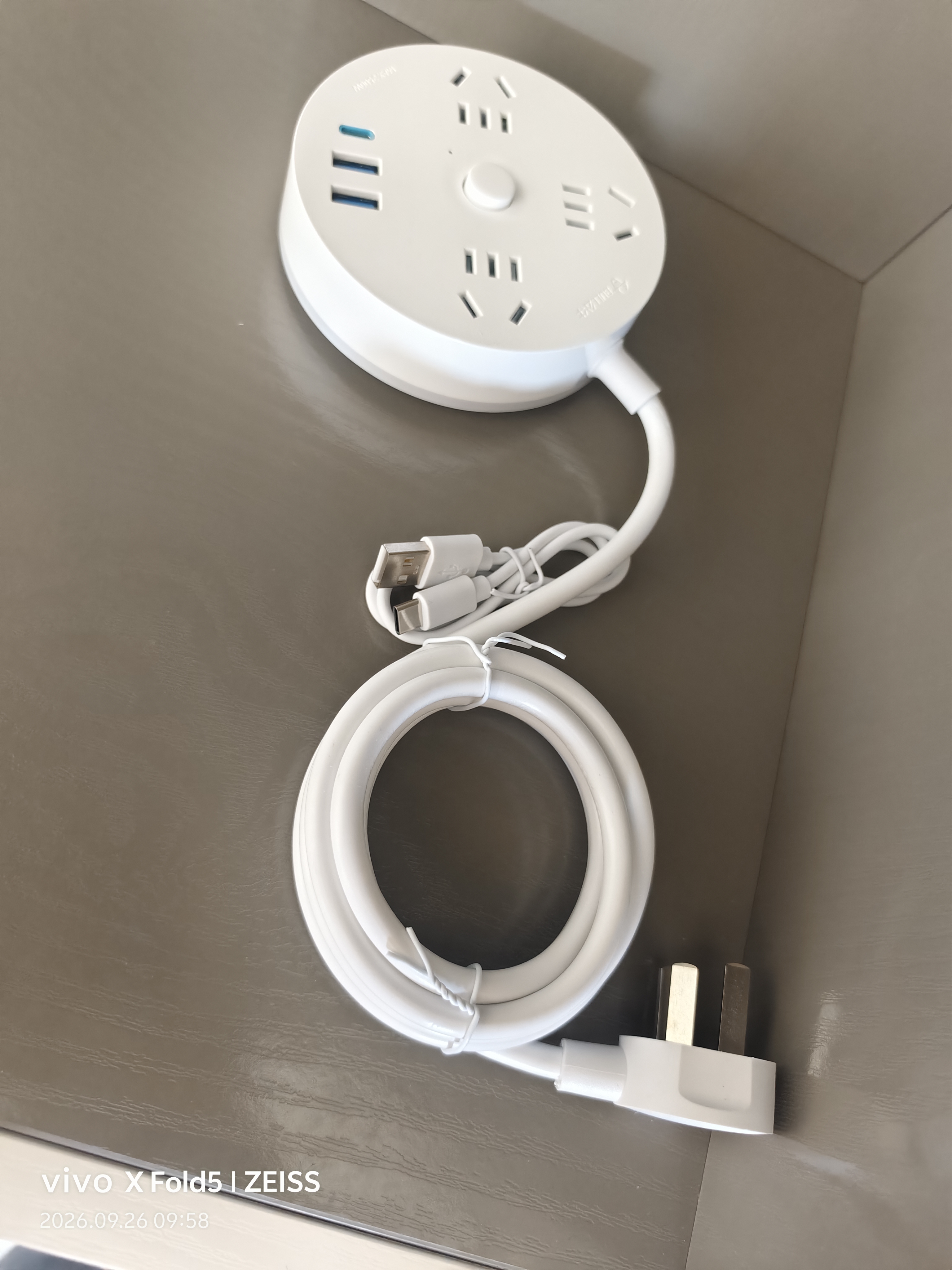 公牛（BULL）20W PD苹果快充插座/插线板/插排/排插/桌面充电站宿舍家用拖线板  USB+3孔总控 全长1.8米R203U20 实拍图