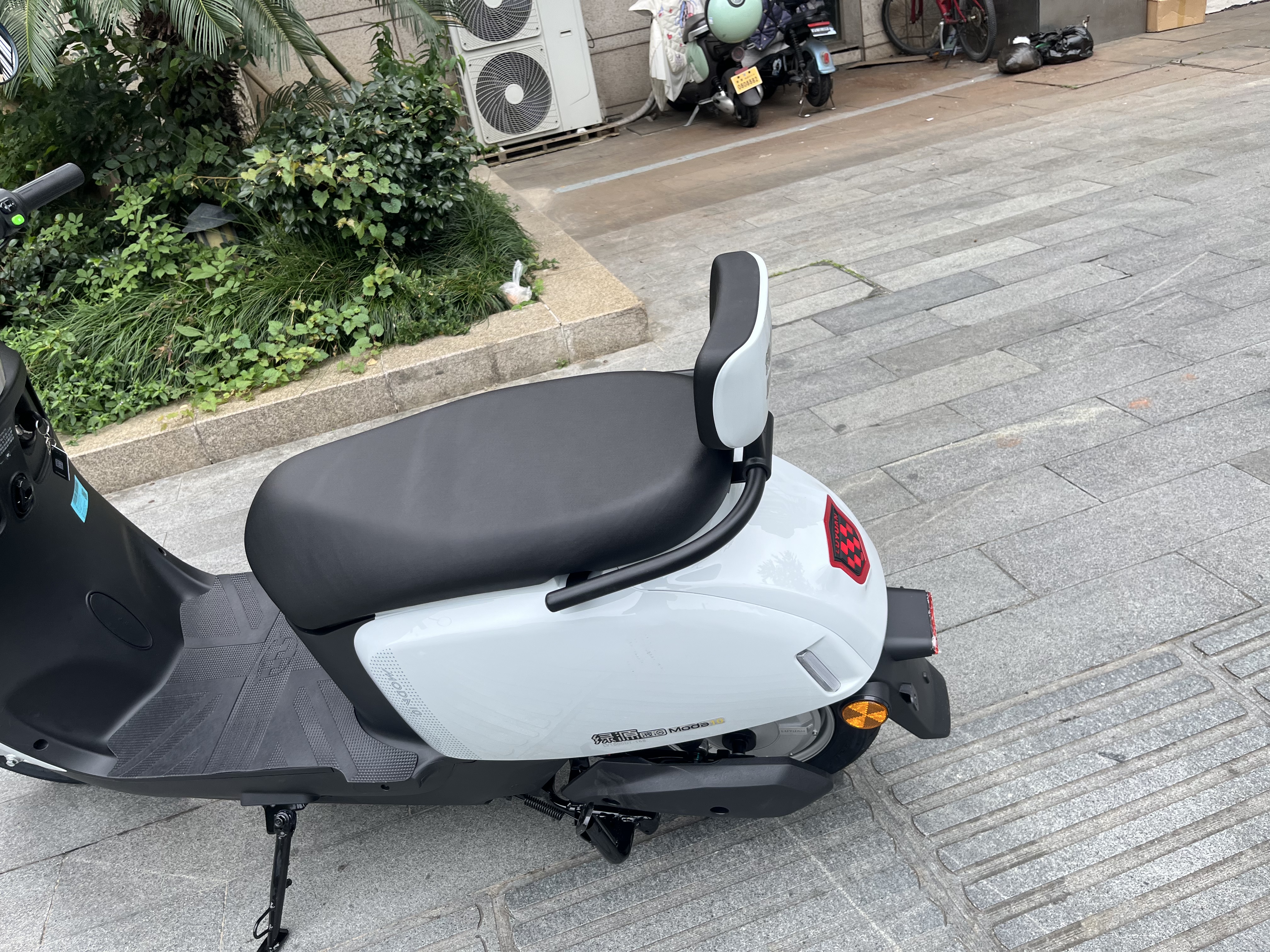 绿源（Luyuan）电动摩托车M7U74公里长续航国民好车60V5块铅酸电池大动力1000W电机电瓶车代步通勤云影灰 实拍图