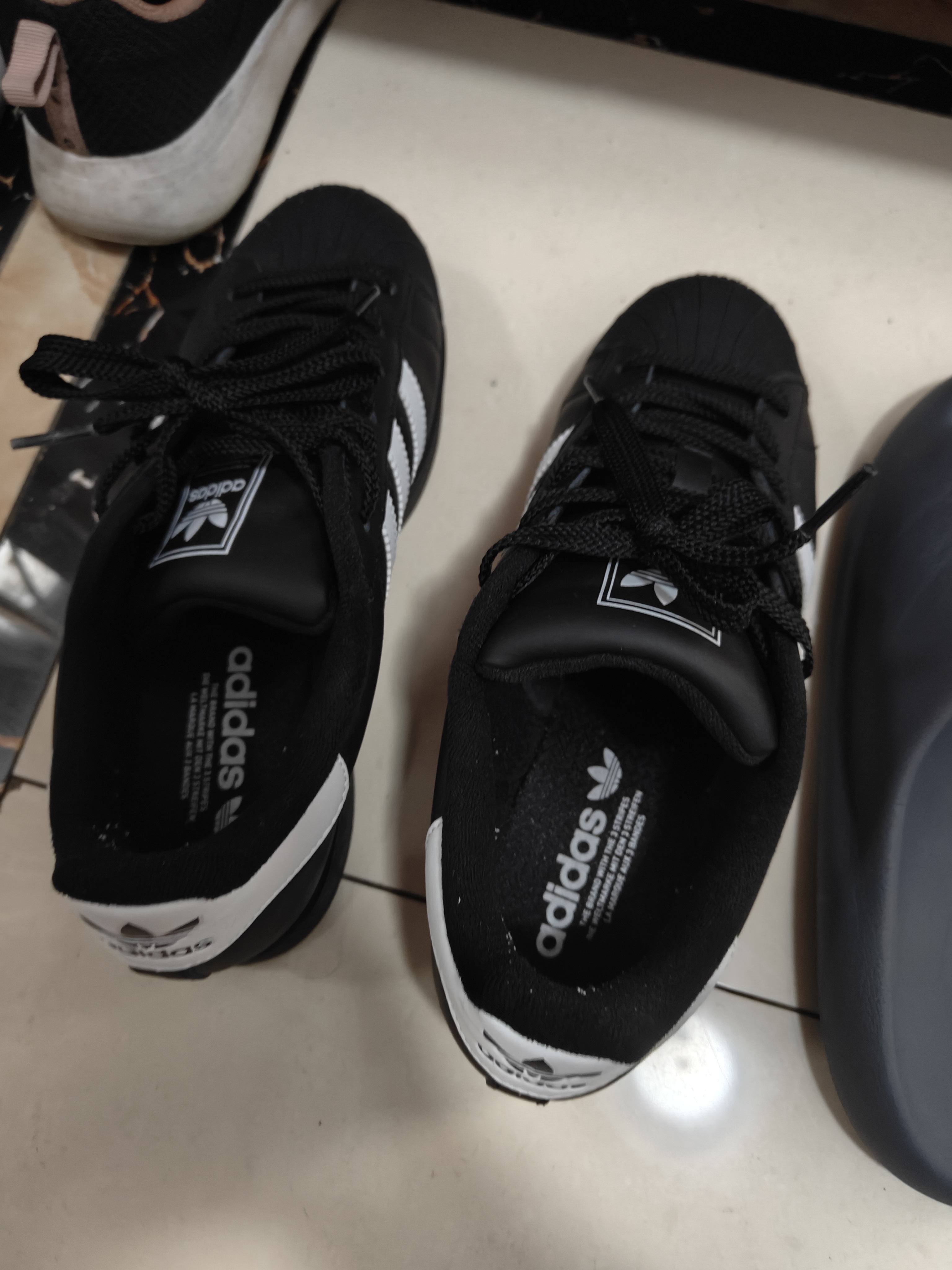 阿迪达斯（adidas）三叶草男女儿童经典贝壳头板鞋 LA1391黑色【JH9977升级款】 实拍图