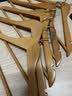 京东京造 无痕实木衣架 西服衣服架木头衣服挂木制大衣西装衣撑 5支 实拍图