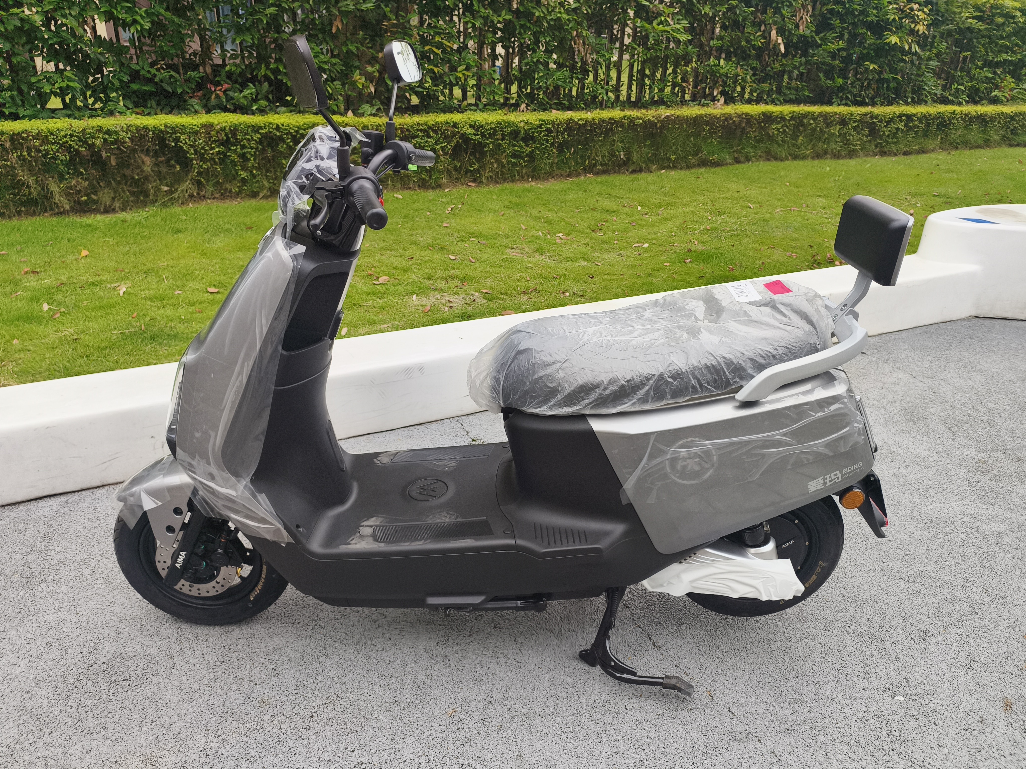 爱玛电动摩托车 爱玛辉腾电动车清仓自营京东电瓶车72V32AH爱玛电动车官方旗舰店京东电动摩托车极地灰 实拍图