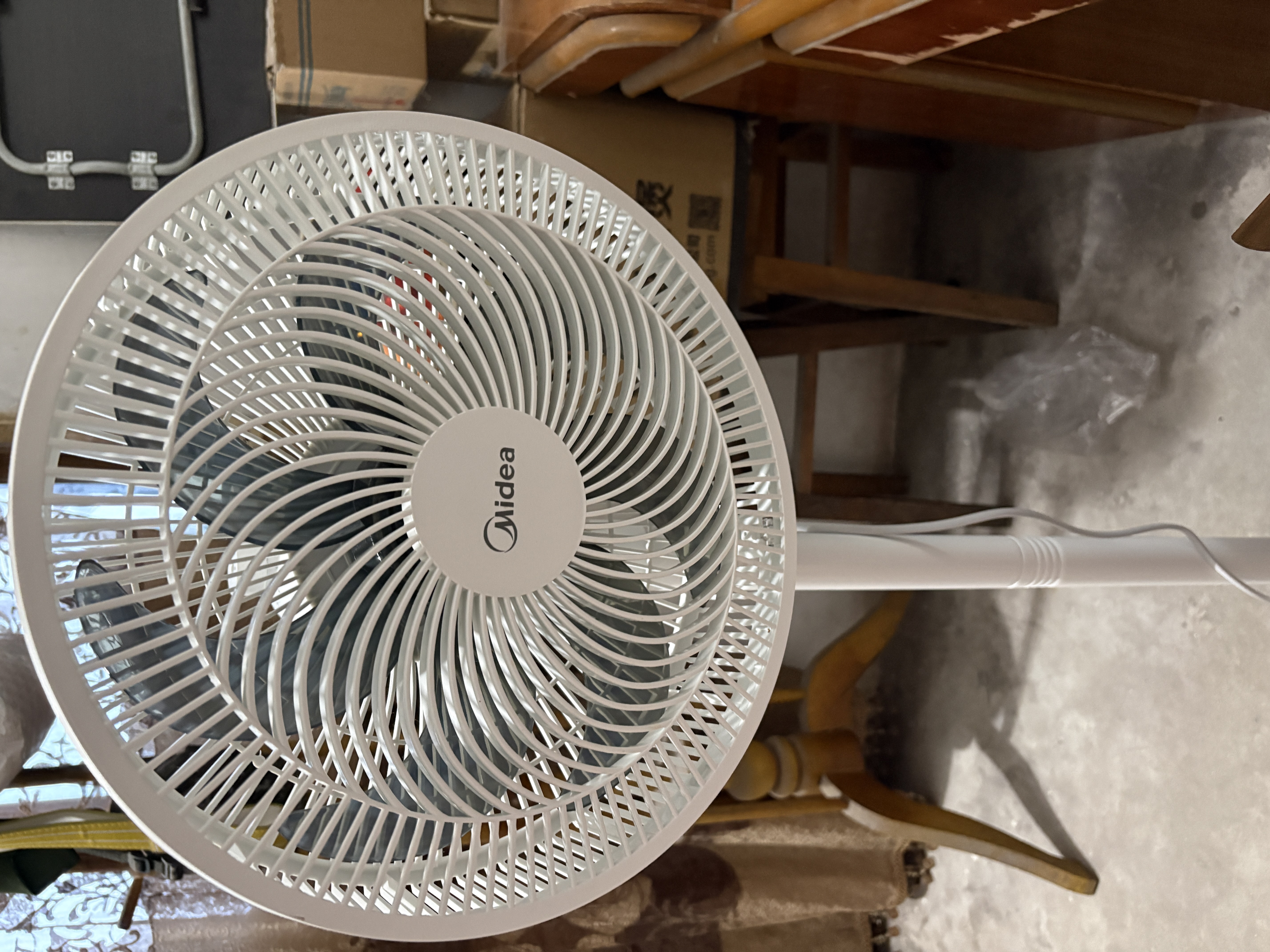 美的（Midea） 电风扇 家用风扇7叶落地扇立式轻音节能大风量电扇台扇迷你扇台立两用转页扇空气循环扇安静低音 店长推荐丨7叶劲风 百万单·SAF30AC 家用落地扇 实拍图
