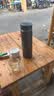 316不锈钢保温杯子便携大容量保温壶车载水杯带茶隔茶杯礼物新年 荣耀黑1050ML【带茶隔+回流盖+提手】耐用 实拍图