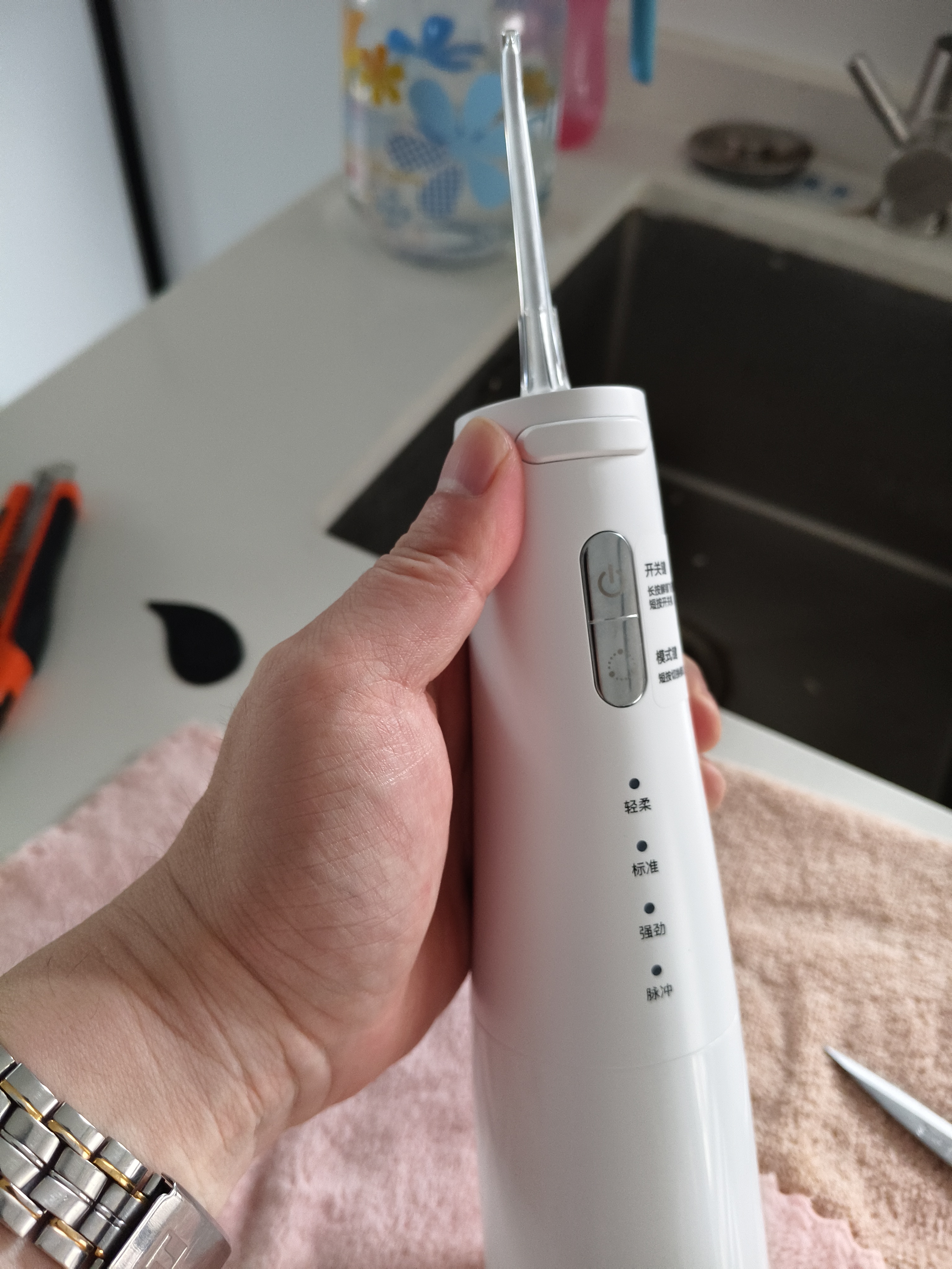 京东京造冲牙器Pro6喷嘴护龈便携深度清洁大水箱长续航高效超声波洗牙洁牙器水牙线正畸情侣送生日礼物 实拍图
