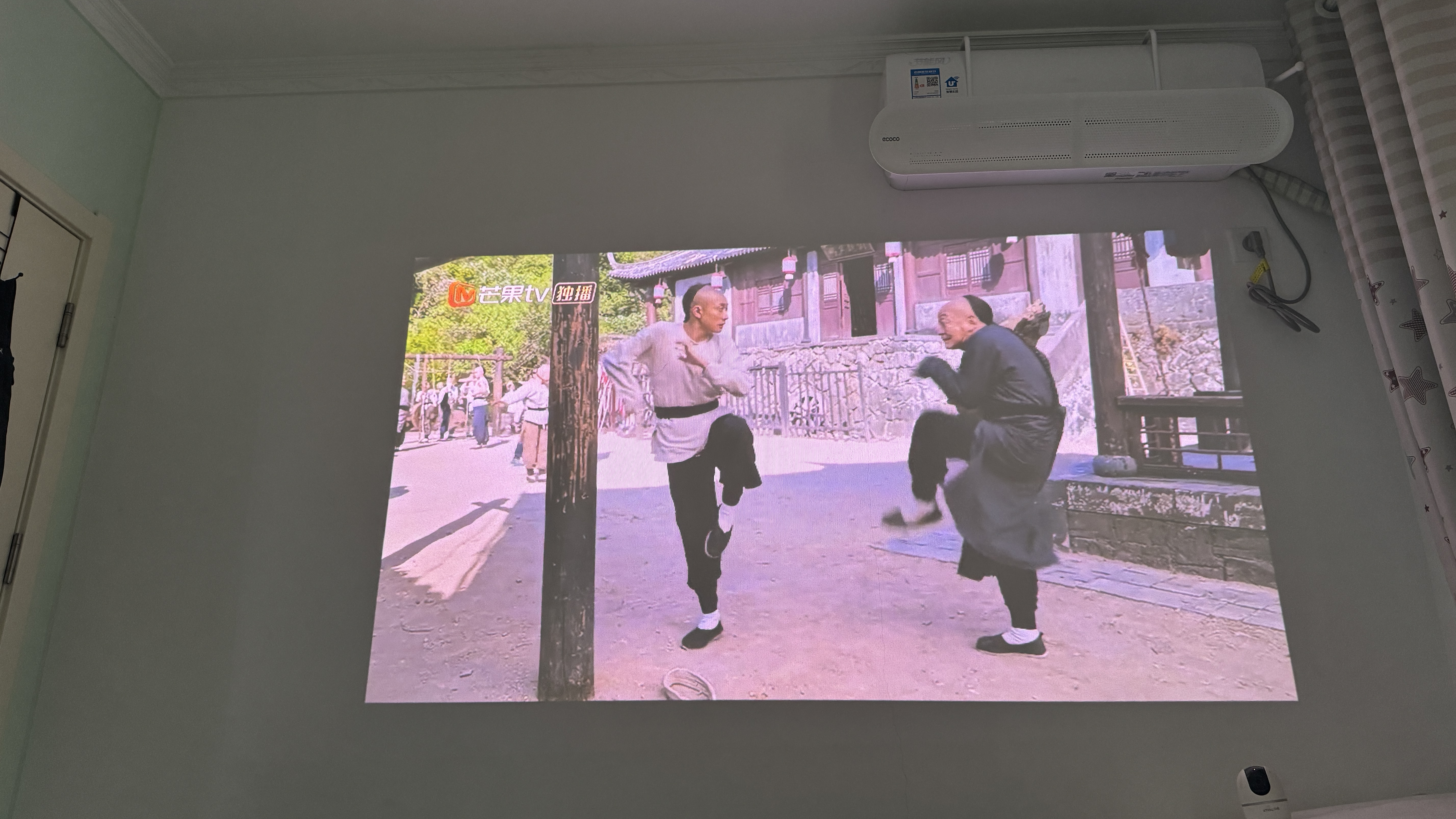 坚果投影（JMGO）N1 Air第四代旗舰版 投影仪家用 纯三色激光高清超亮 家庭影院云台投影机国家补贴(1800 ISO) 实拍图