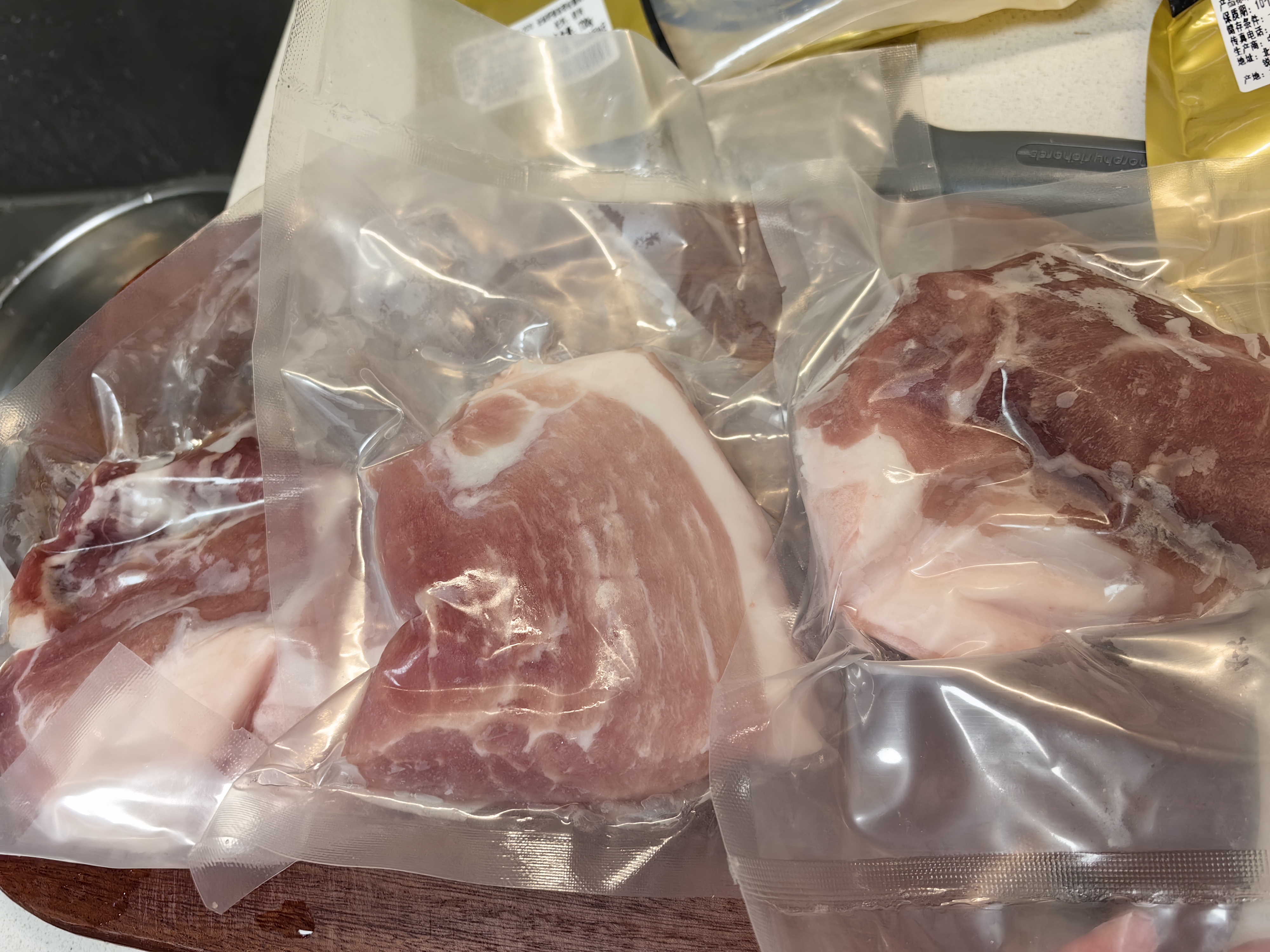 家佳康亚麻籽猪腿肉1.44斤 全程控腥鲜肉急冻带皮前尖后腿猪肉240g*3袋 实拍图