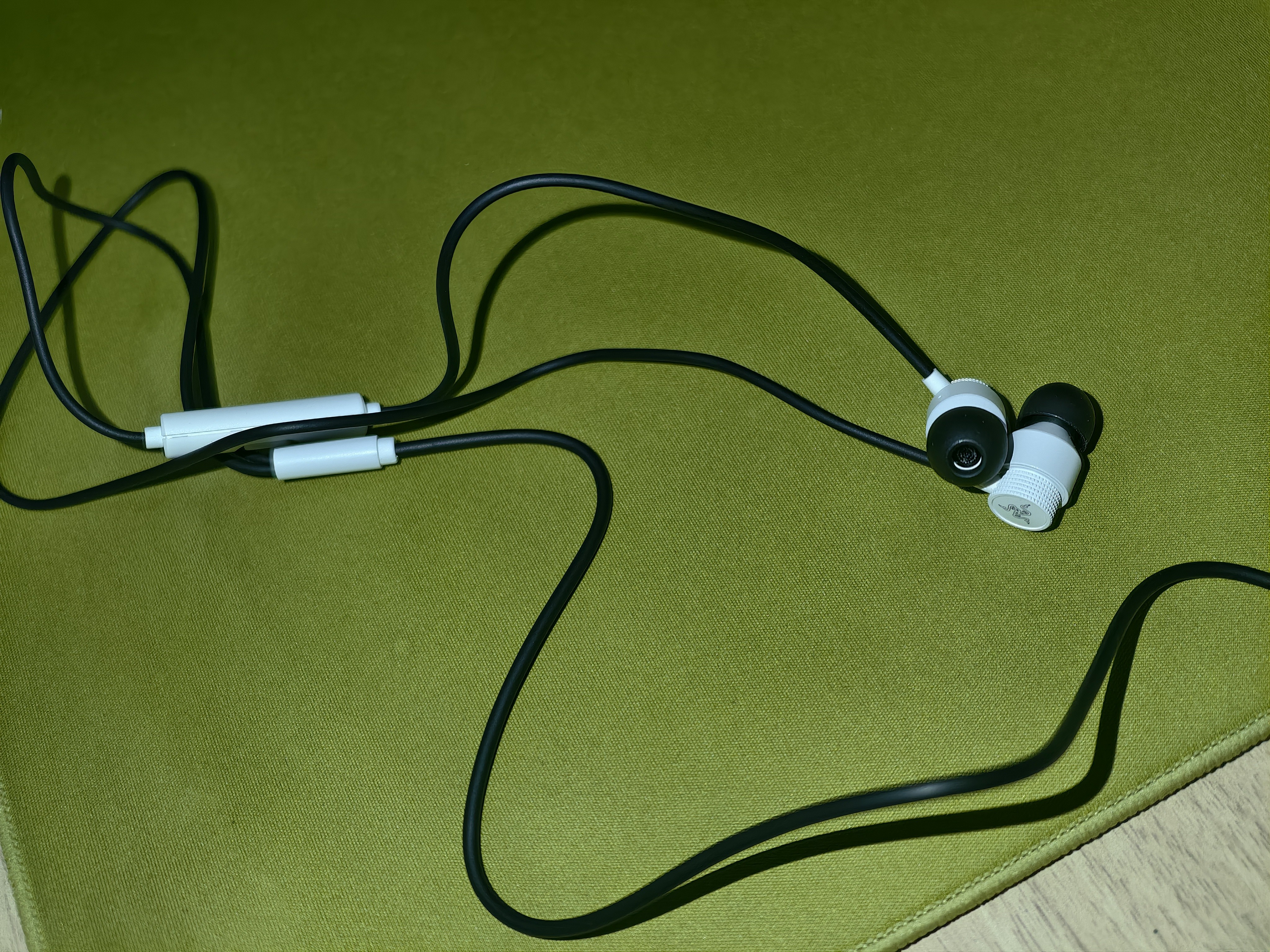 雷蛇（Razer）战锤狂鲨V3有线入耳式耳机 7.1环绕声 吃鸡神器 三角洲官方指定 Type C 白色（赠THX软件 可调EQ） 实拍图