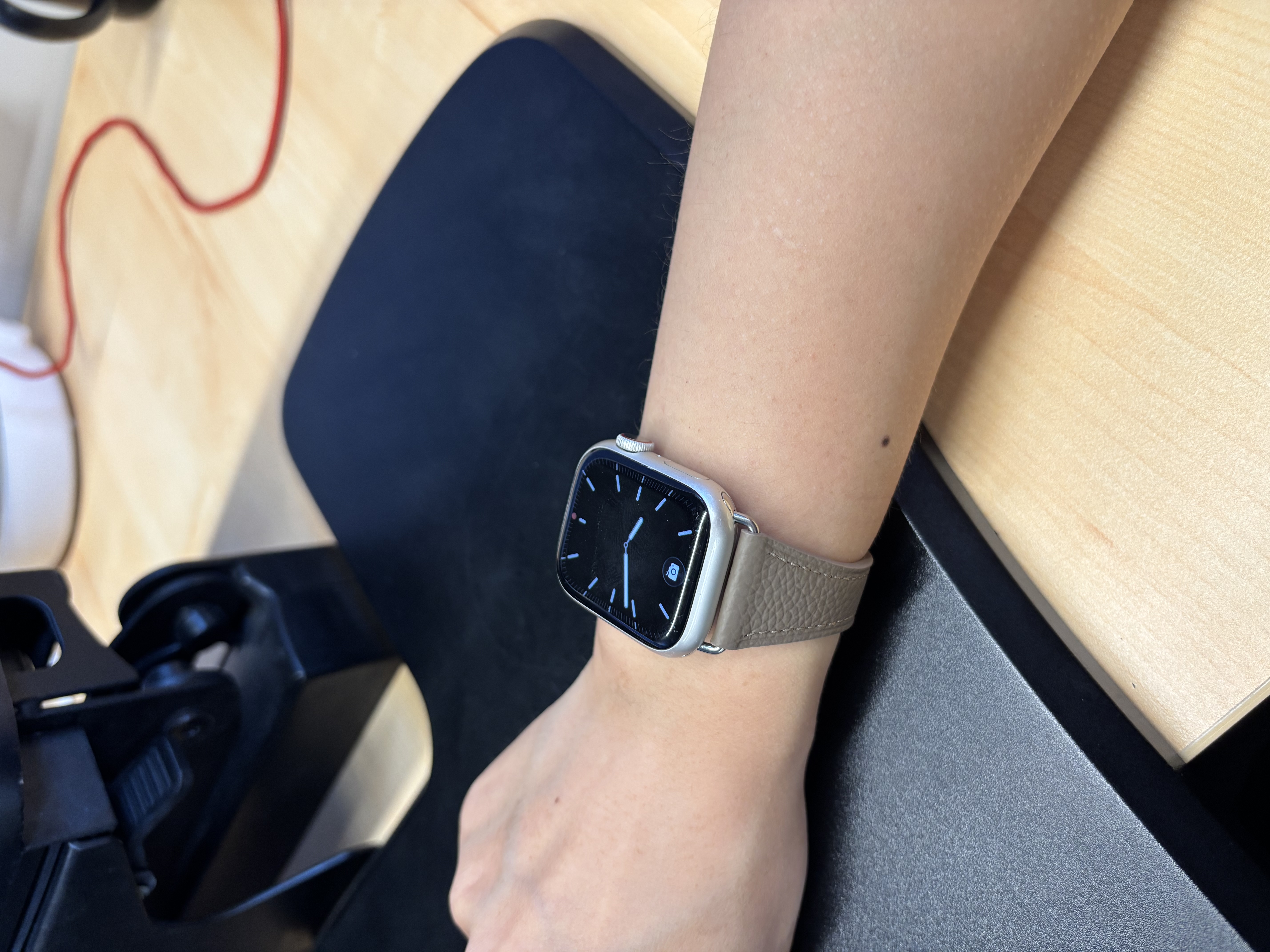 ROMISS适用于iwatch苹果手表表带apple watch S11/10/9/8/7表带意大利荔枝纹真皮腕带高级感轻奢手表链 大象灰（小蛮腰女款） (S) 40/41/42表盘通用-银色表扣 实拍图