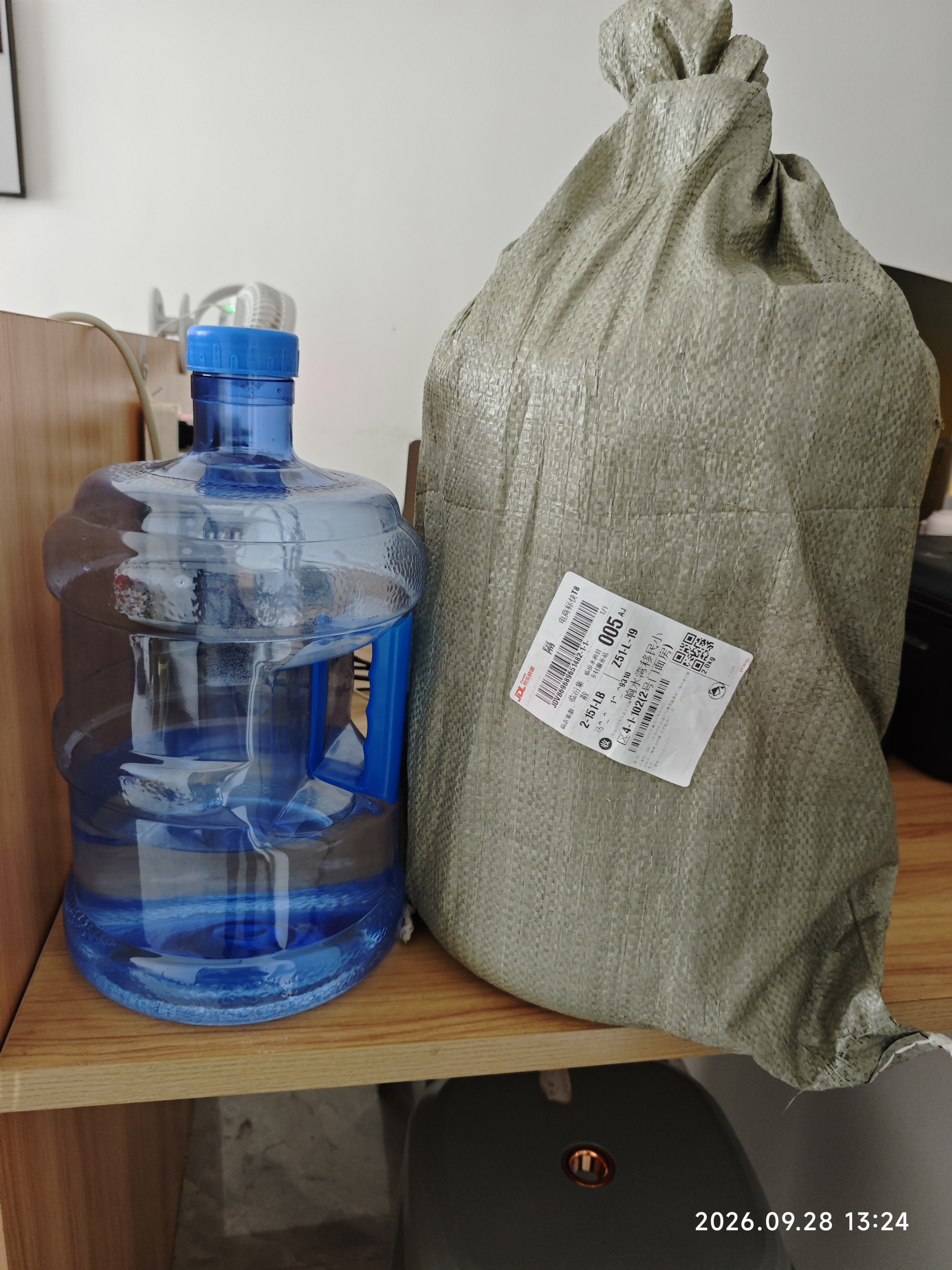 适配饮水机茶吧机手提式加厚带盖桶装水桶纯净水桶自助打水桶食品级桶 把手款PET7.5升 实拍图