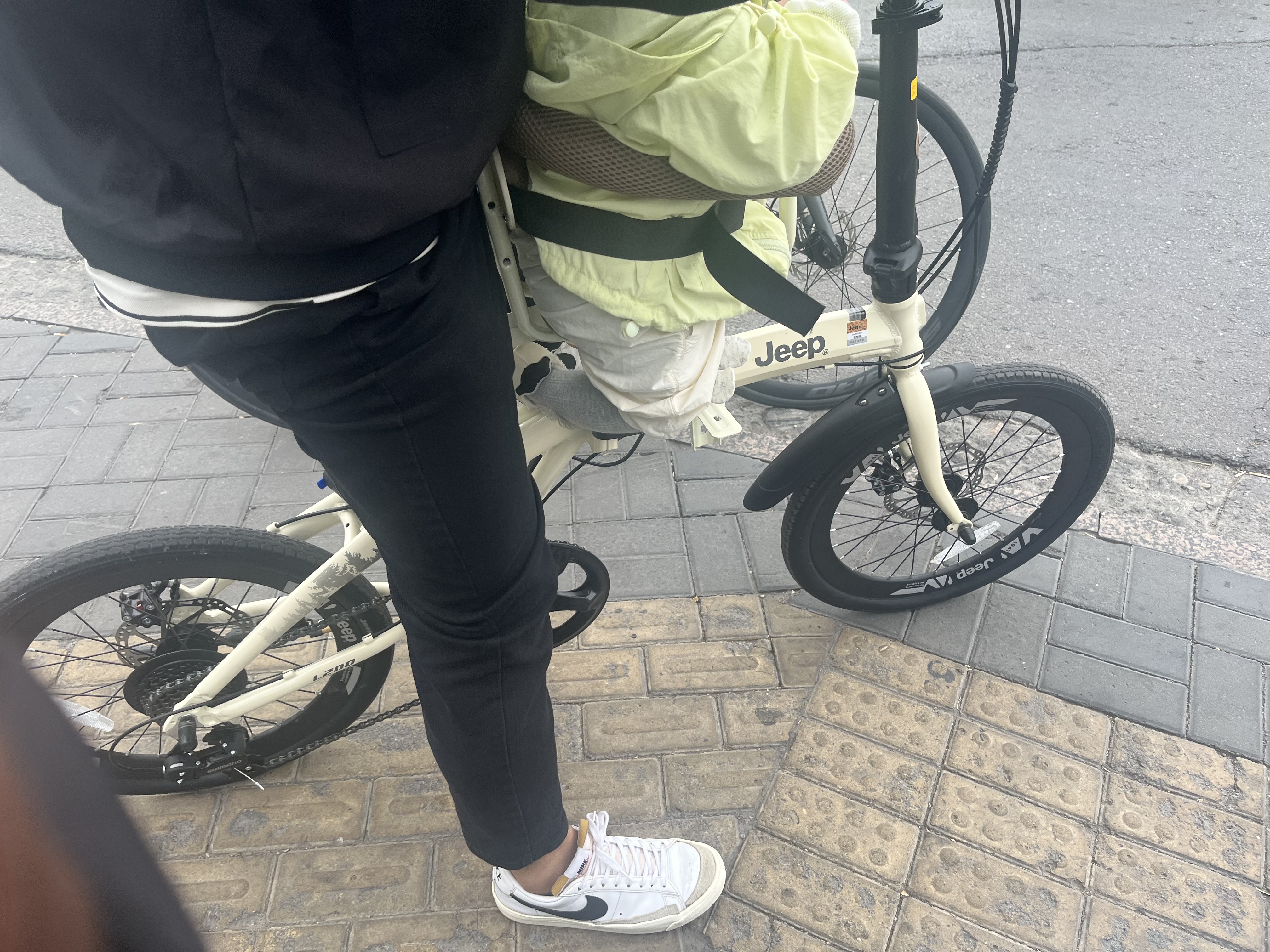 JEEP吉普折叠自行车带娃母子车20寸男女城市通勤折叠车亲子车-爱L200 胡椒白【车+安全座椅】经典款-铝合金车架 20寸（建议身高145-185CM） 7速 实拍图