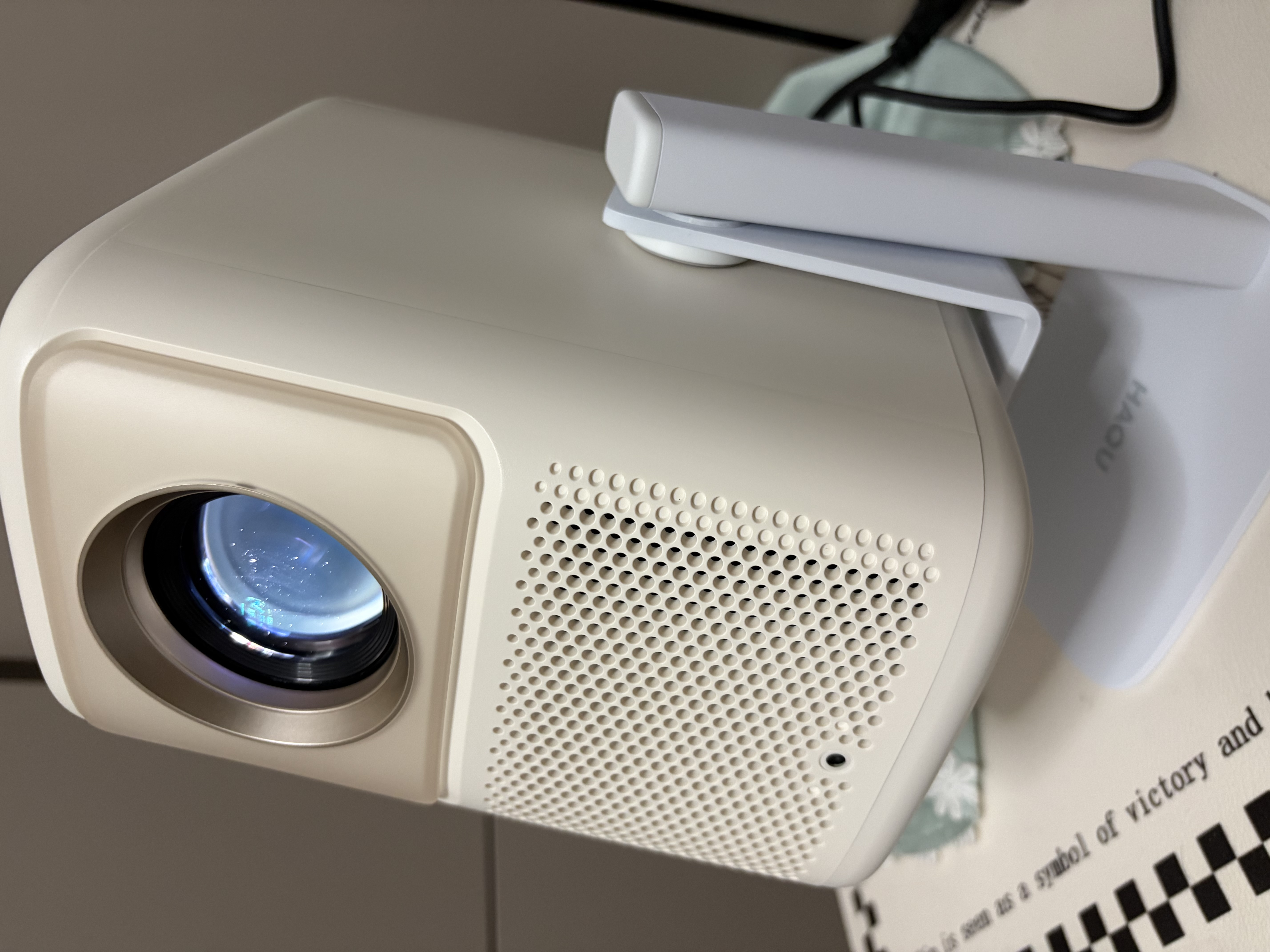 哈趣K3 Pro 投影仪家用 8K解码 超清智能便携卧室家庭影院投影机 （支持运动补偿 AI投影） 实拍图