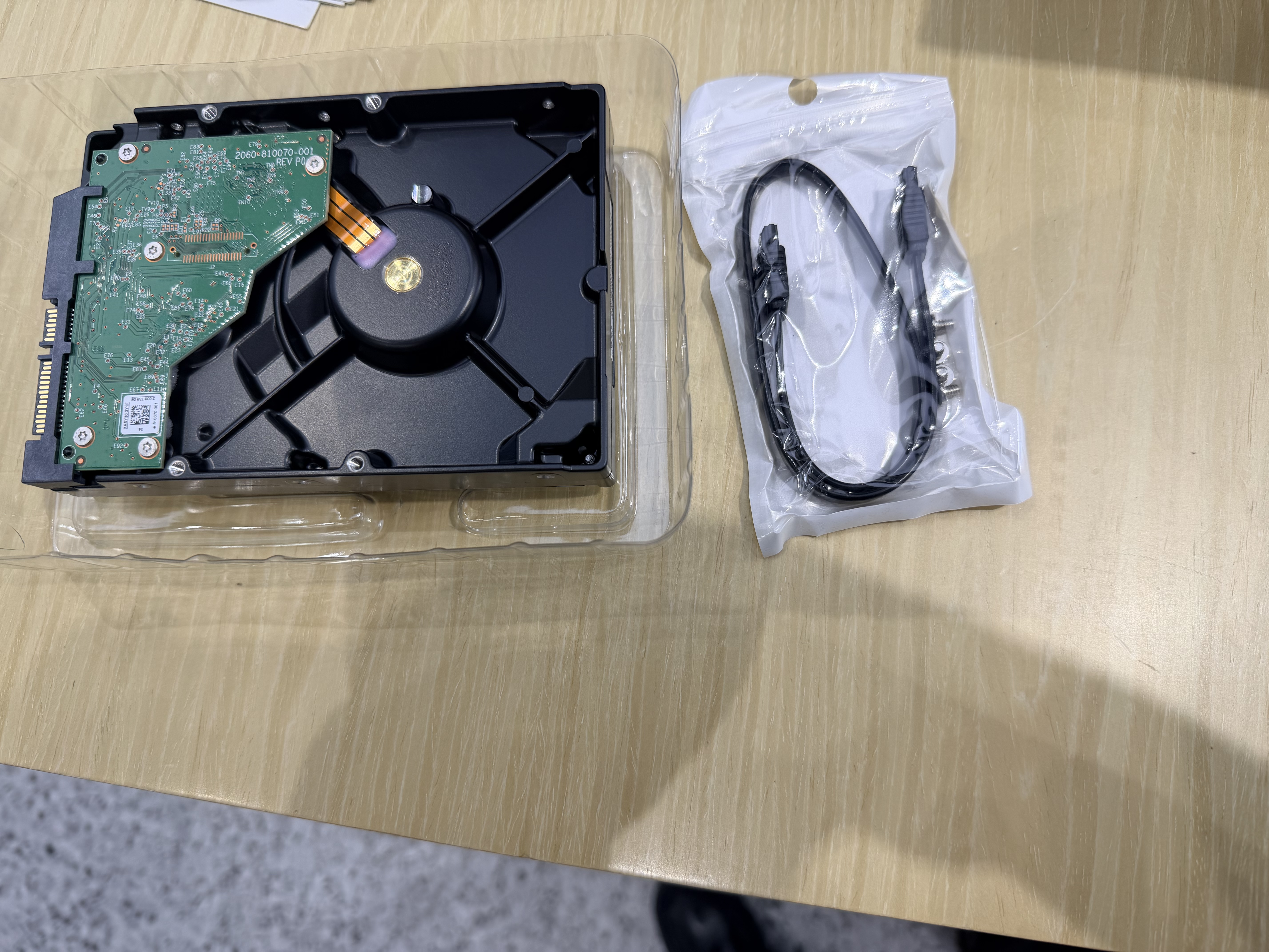 西部数据（WD）4TB 台式机机械硬盘 WD Blue 西数蓝盘 3.5英寸 5400转 128MB SATA CMR垂直技术 WD40EZZX AI硬盘 实拍图