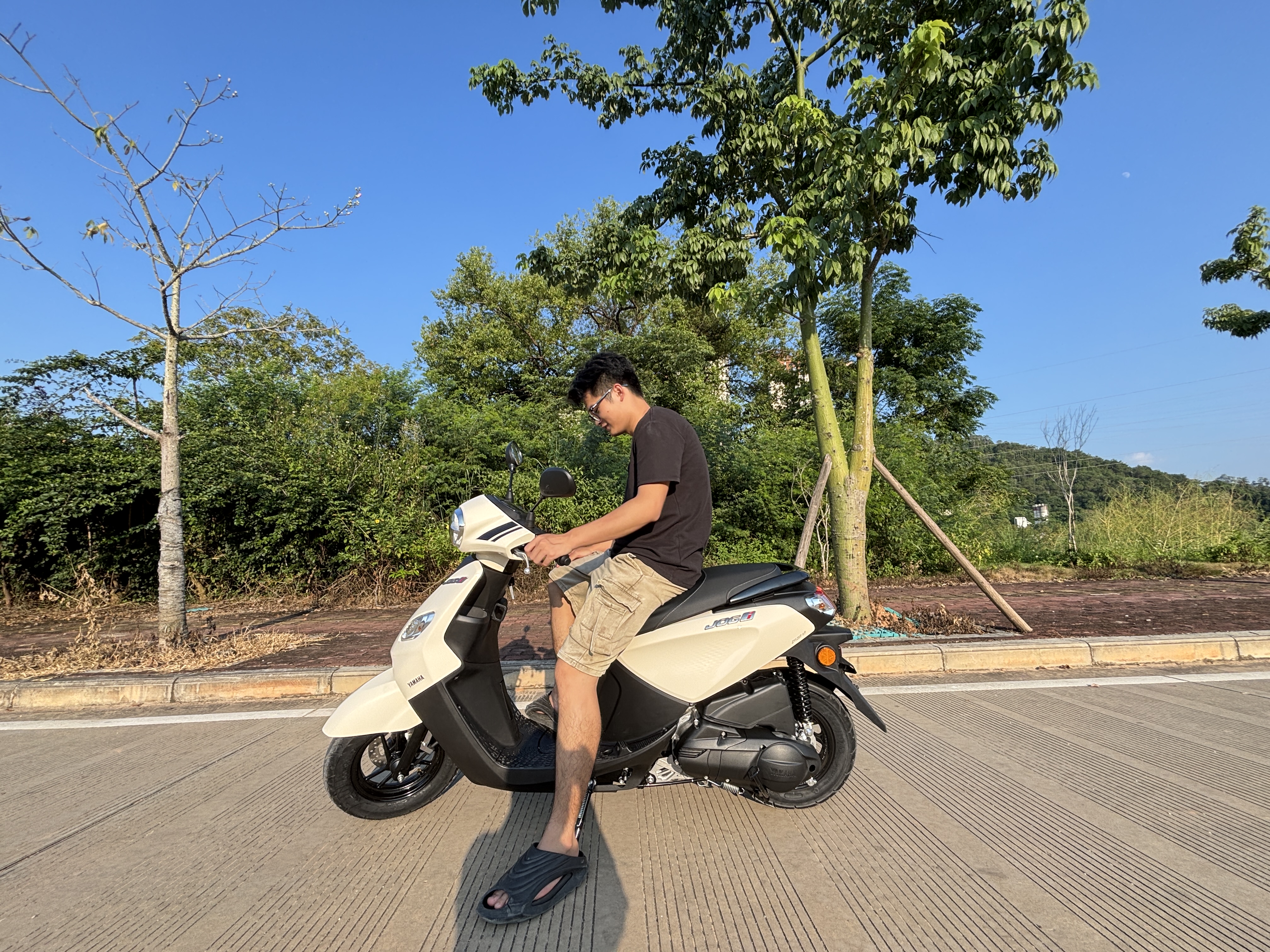雅马哈巧格iPlus125燃油踏板摩托车 省油长续航城市通勤代步象牙白 26款 实拍图
