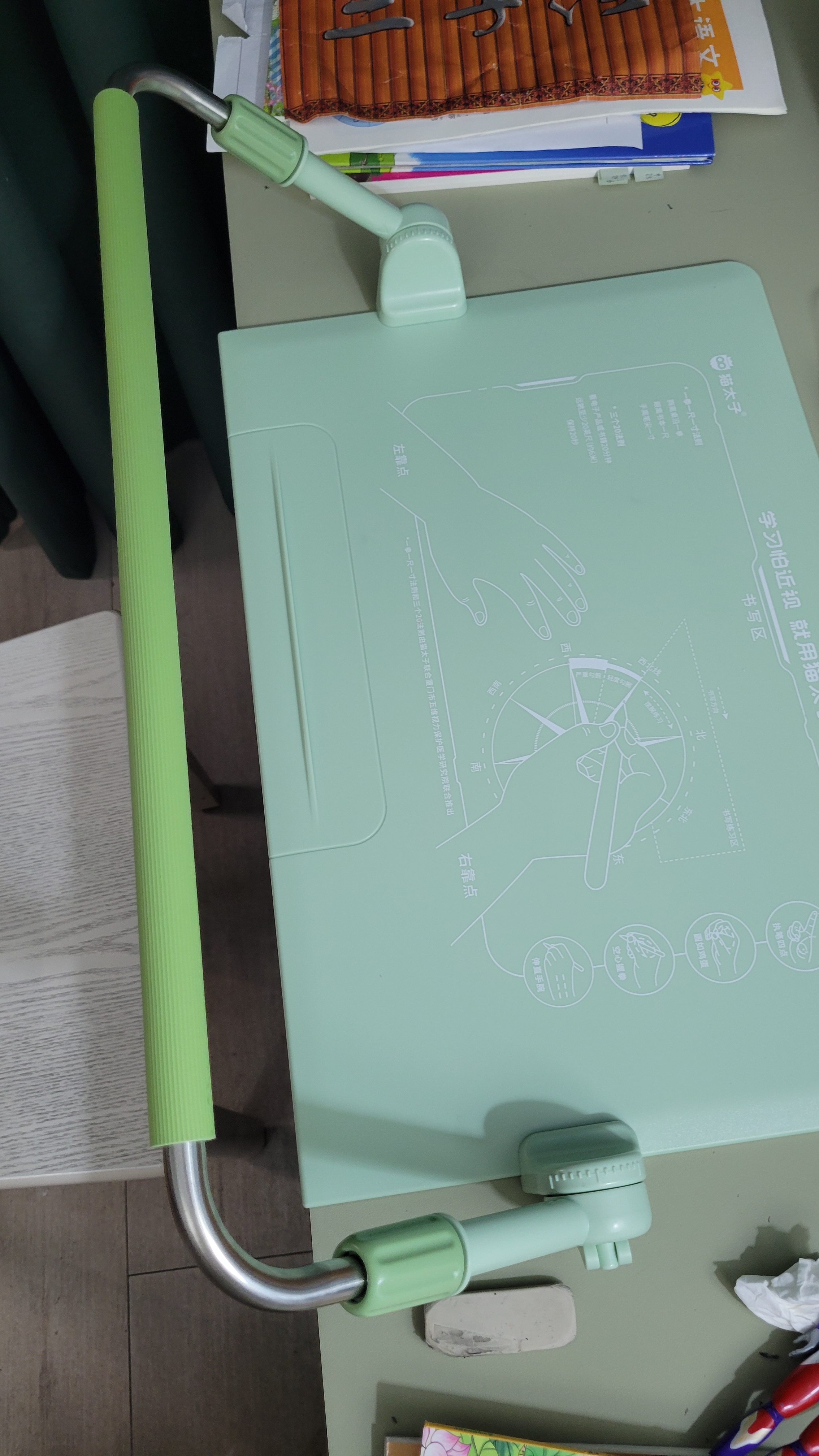 猫太子护栏坐姿矫正器儿童防低头写字矫正器小学生保护近视弯腰驼背幼儿姿势学习纠正坐读写桌面款神器绿 实拍图