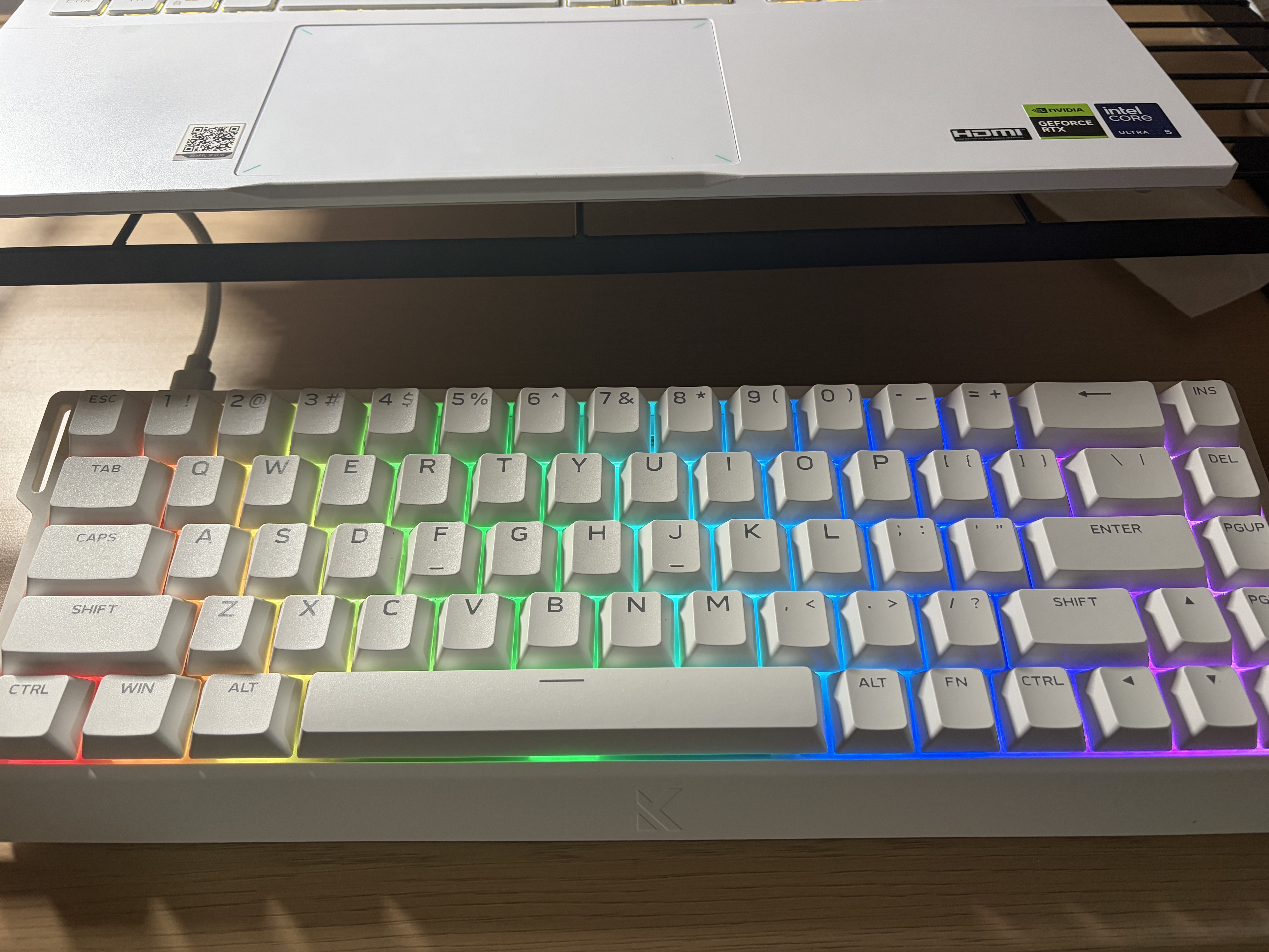 迈从（MCHOSE）Ace 68 V2磁轴键盘Gus同款RT电竞游戏低延迟60pro机械有线68键配列FPS双驱动无畏契约 Ace 68 电竞版 白色 蓝冰磁轴 实拍图