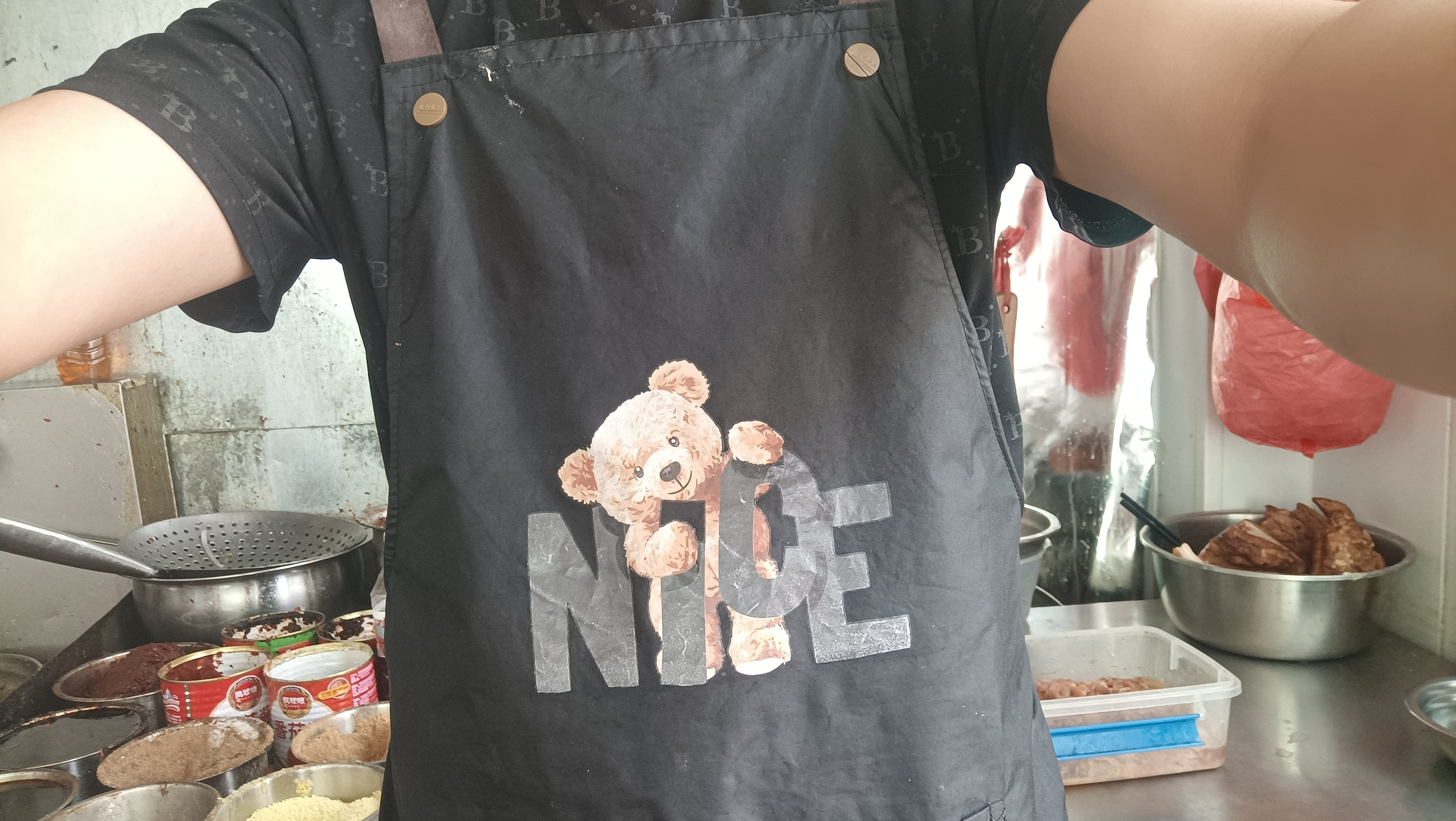 厨房餐饮专用可擦手款围裙防水防油H背带款可爱卡通印花工作服 黑色围裙1条 实拍图