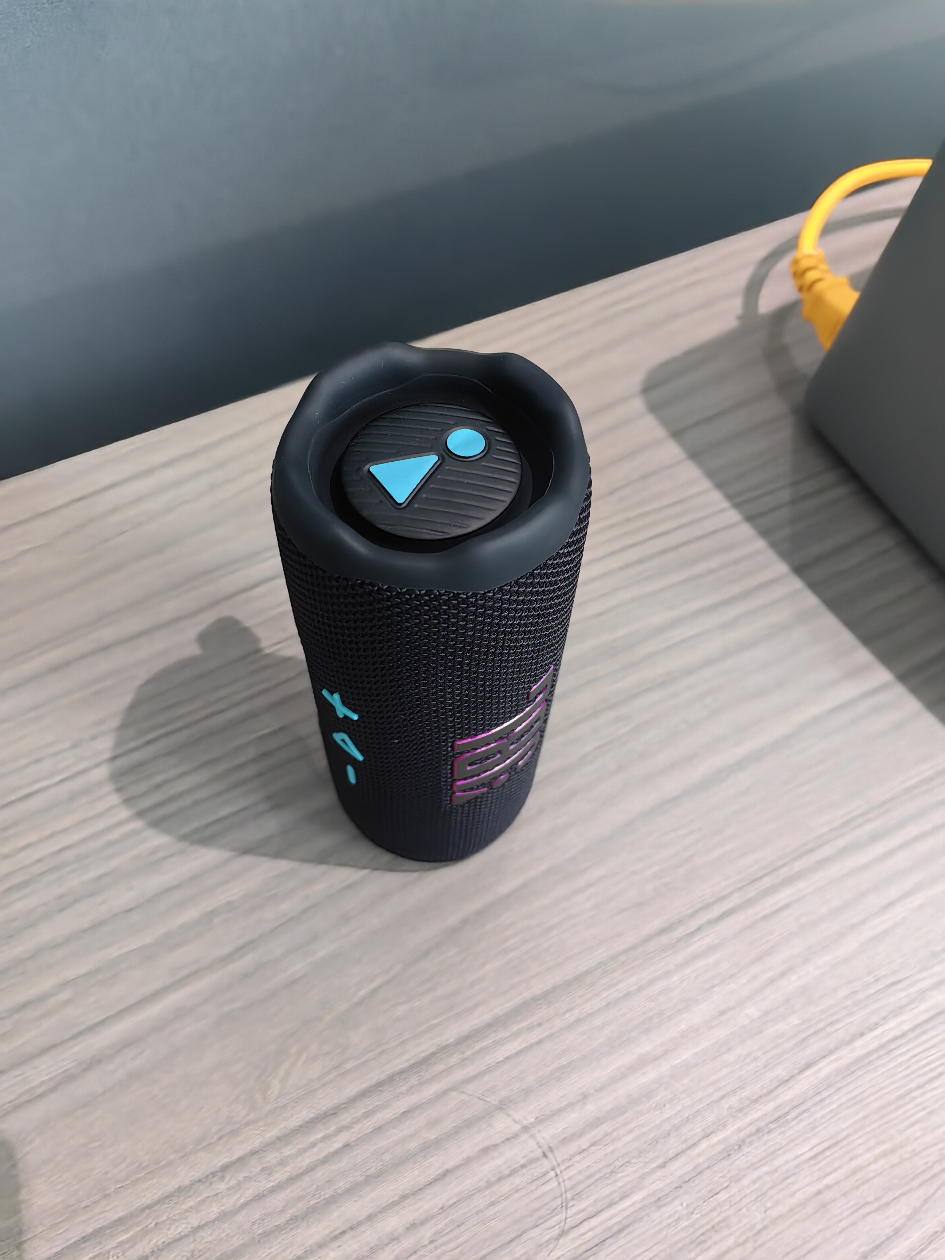 JBL FLIP7 音乐万花筒七代 蓝牙音箱 户外音响 AI音效增强 赛道扬声器 出游礼物推荐 黑拼橙 实拍图