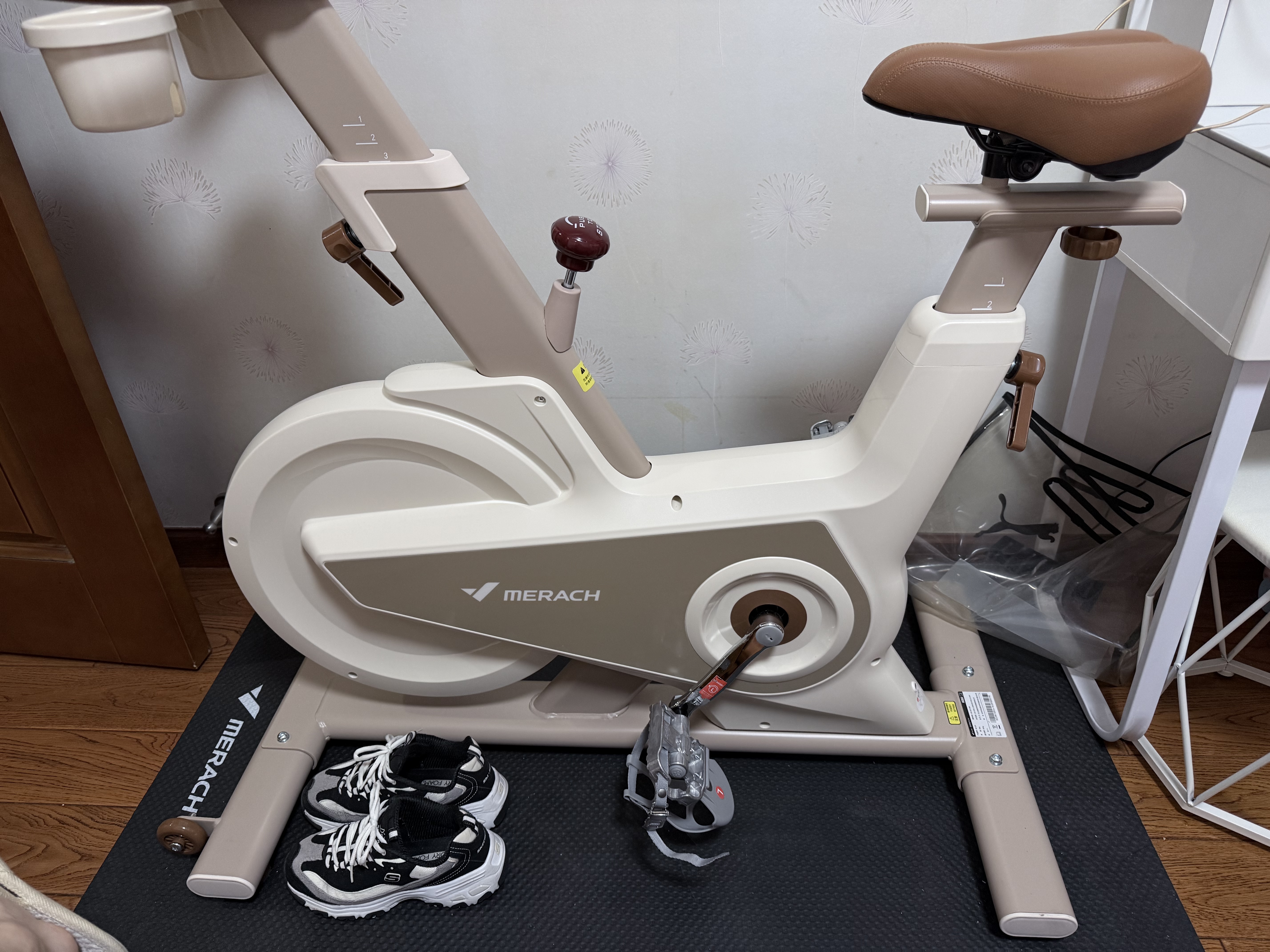 麦瑞克（MERACH）动感单车自发电家用健身房运动器材室内静音自行车 黑曜骑士Turbo 进阶旗舰版-超感强磁控-AIMia私教-丹霞金 实拍图
