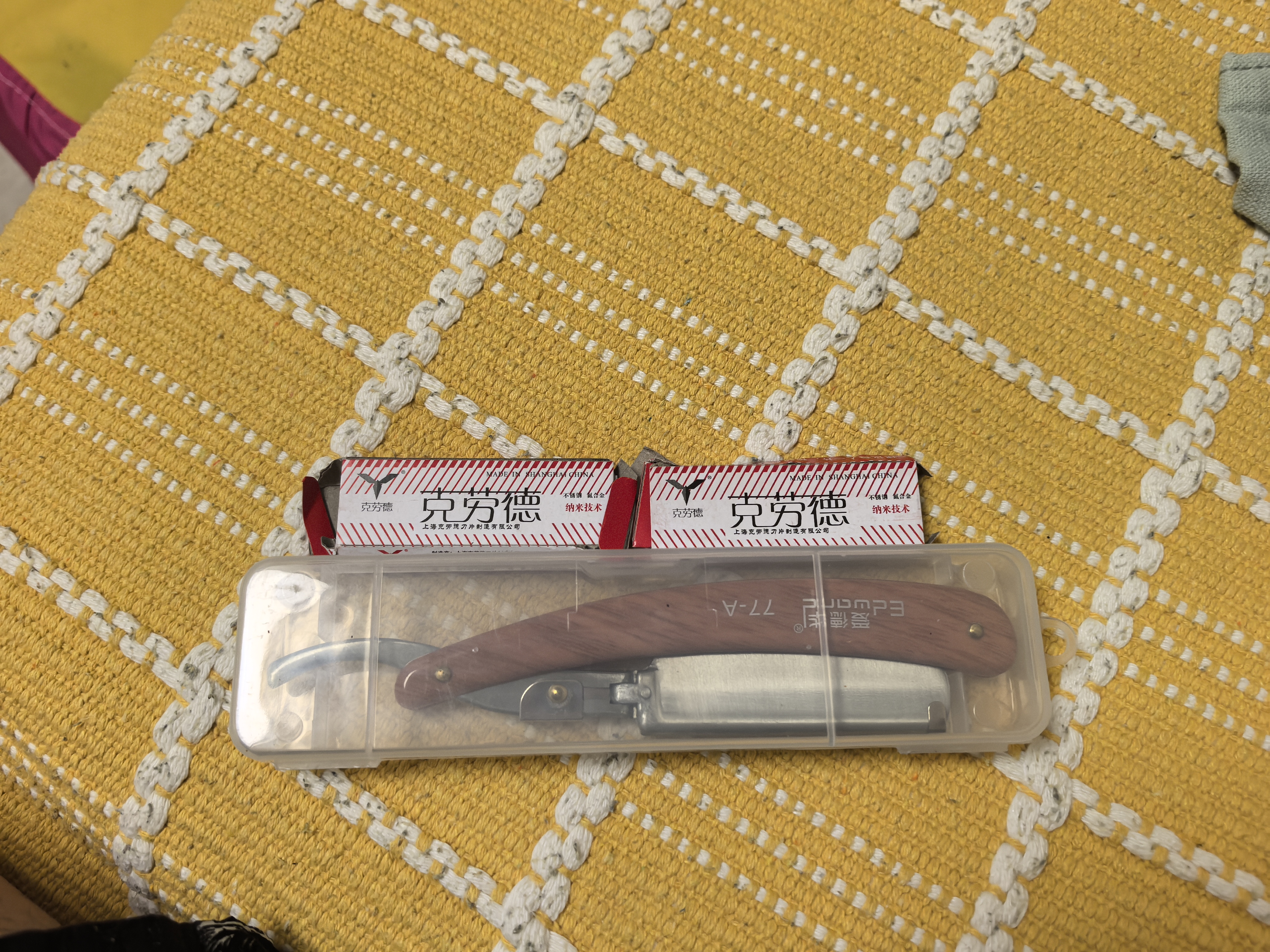 爱德华（EDWARD） 理发专业刮刀老式手动剃须刀刮胡刀木纹手柄刮刀A77配两盒刀片 实拍图