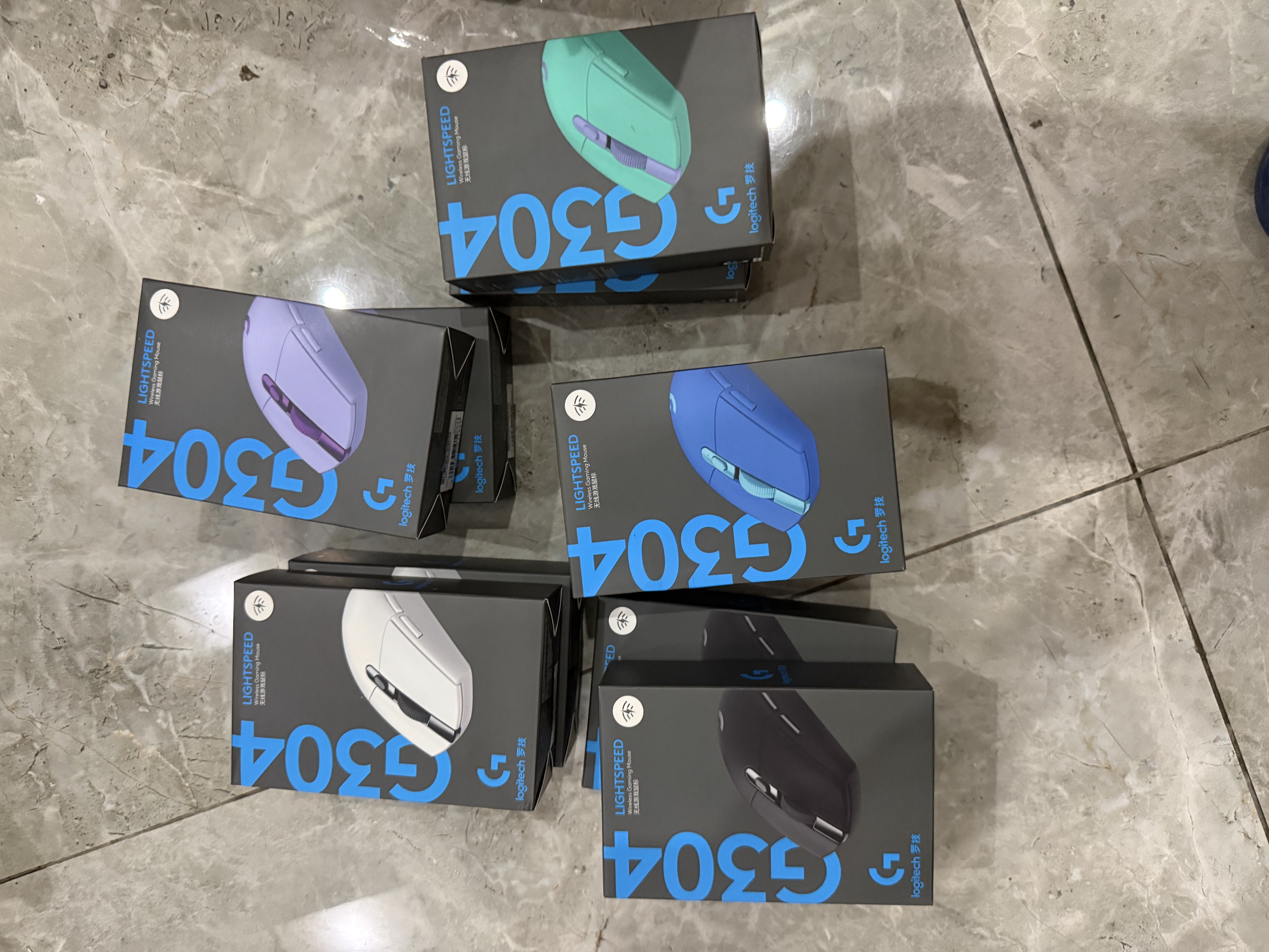 罗技（G）G304/G304X 无线电竞游戏鼠标 轻质便携 FPS 打瓦 三角洲 无畏契约外设必备 吃鸡 CS2 G304蓝色 实拍图