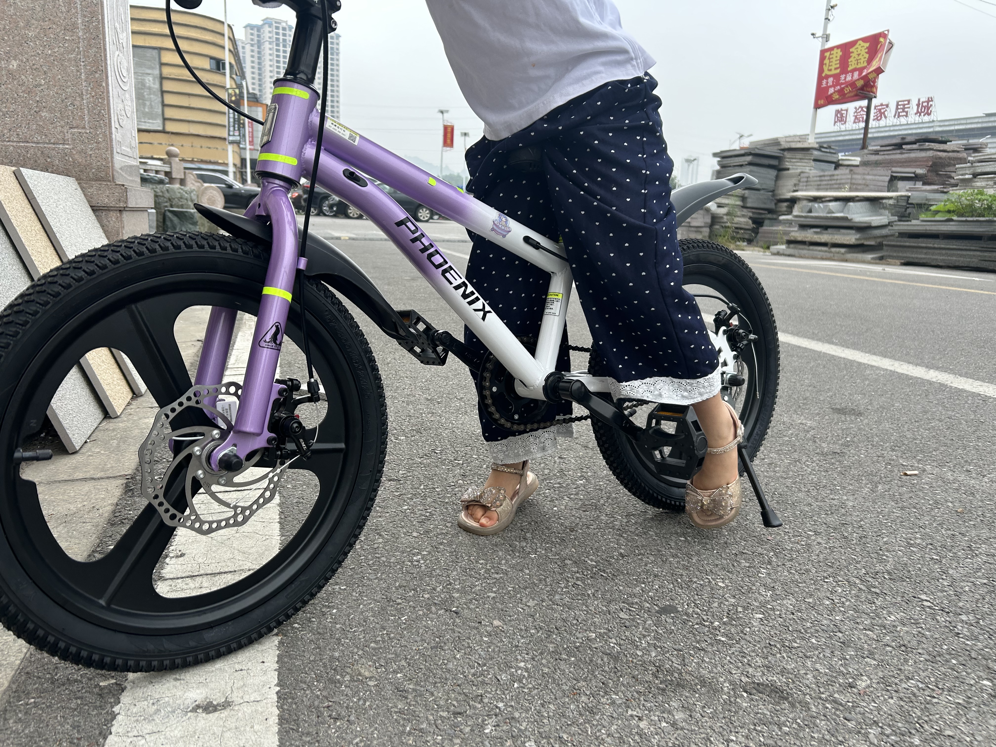 凤凰儿童自行车儿童山地学生车小孩单车带辅助轮3-6-10-12岁小中大童 乌梅紫丨单速一体轮+双碟刹+礼包 18寸（适合身高115-130cm） 实拍图