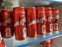 可口可乐（Coca-Cola）经典口味 汽水饮料 碳酸饮料 330ml*24摩登/主题罐 随机发货 实拍图