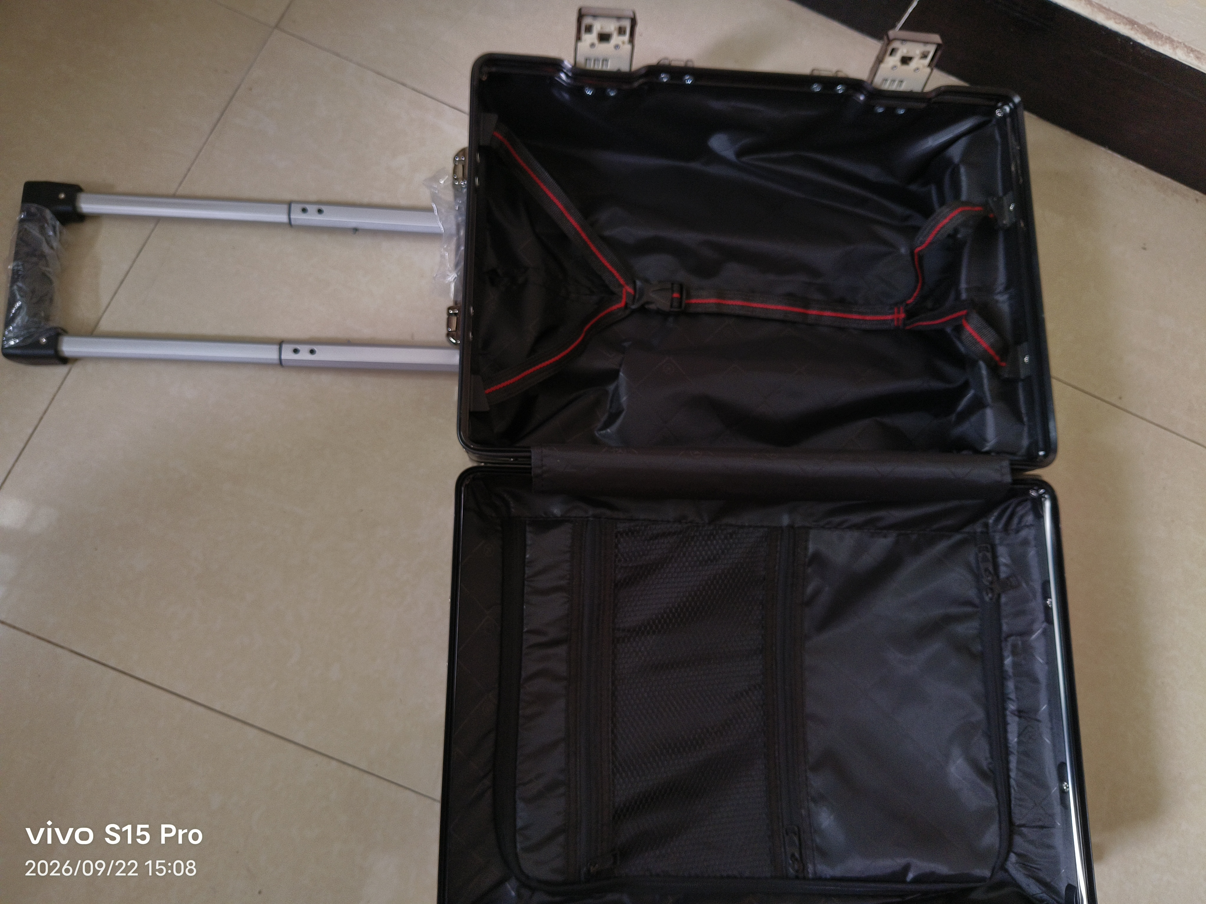 狄斯顿保罗  铝框行李箱男女新款拉杆箱万向轮拉杆箱大容量旅行箱登机密码箱 商务黑-加厚合金框【箱体可坐人】 20英寸 登机箱，适合3天以内出行 实拍图