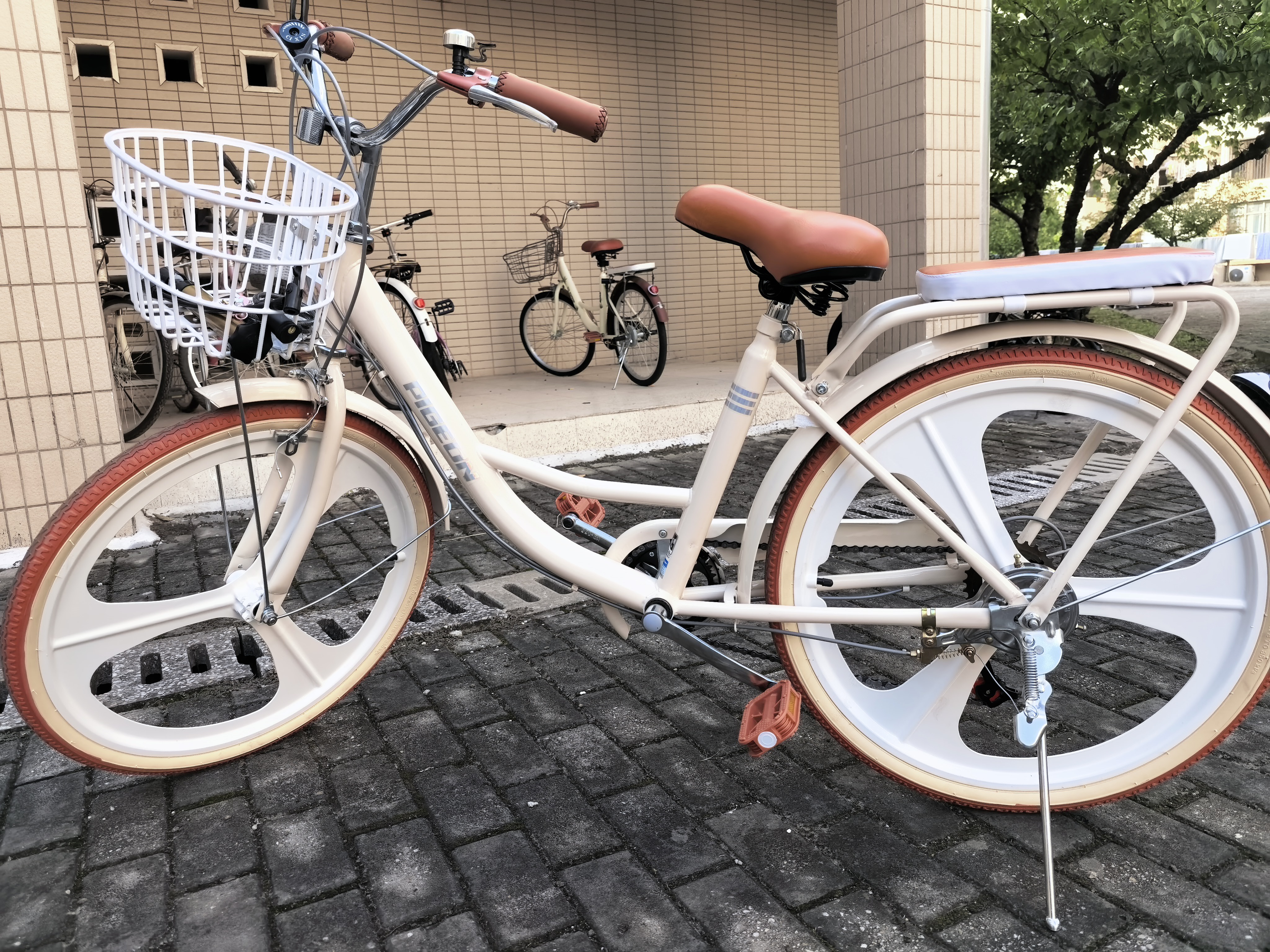 飞鸽（FG FLYING PIGEON）自行车成人通勤车自行车学生单车成人自行车通勤自行车女士自行车 豪华奶油米|6速|一体轮+礼包 24寸适合150-170cm 实拍图