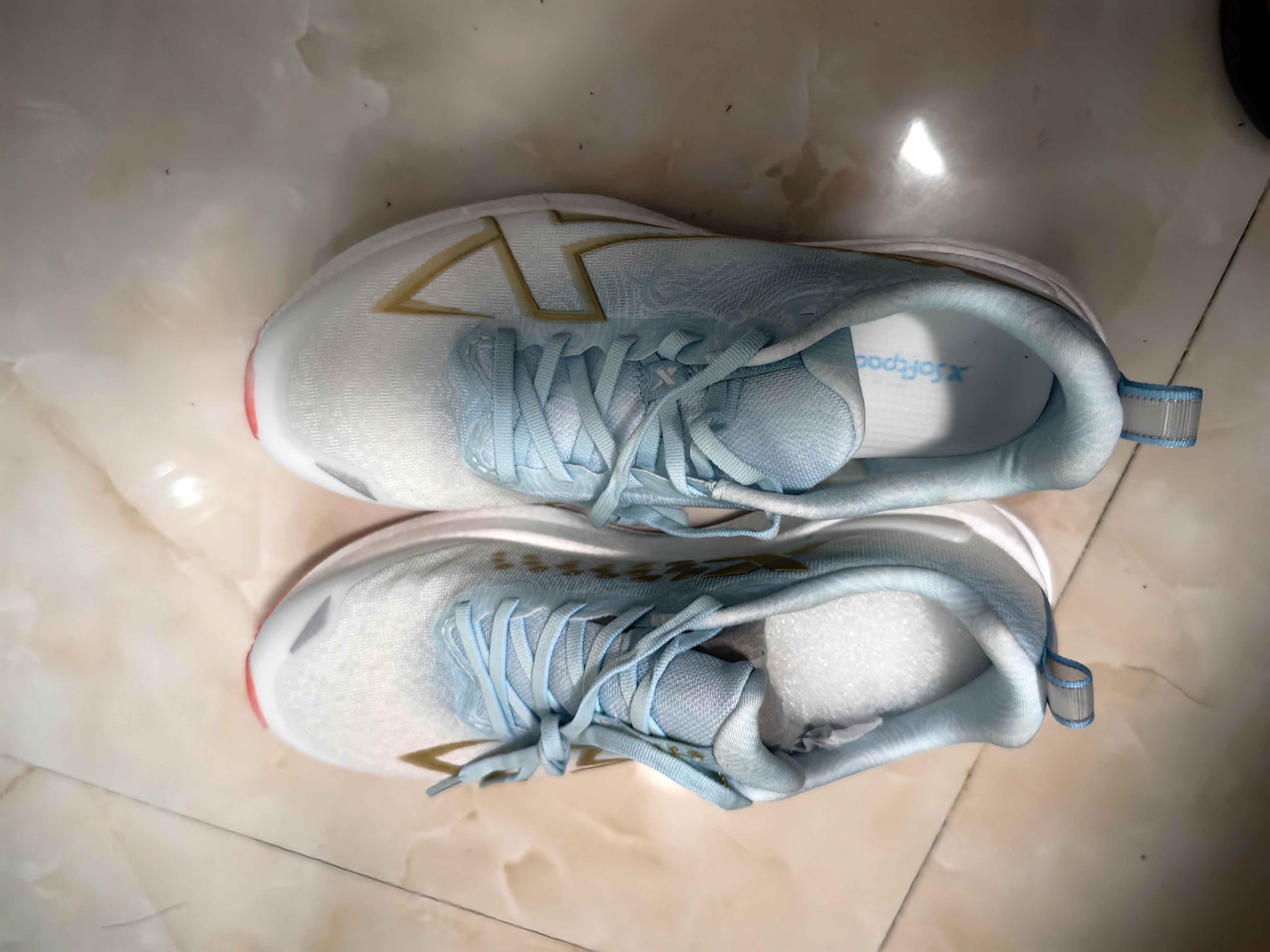 特步（XTEP）两千公里五代跑步鞋男减震回弹轻便透气秋季防泼运动鞋男训练跑鞋 经典白/浅碧波蓝/流金【锦鲤上身】 42 脚长26.5cm( 新法码42.5) 实拍图