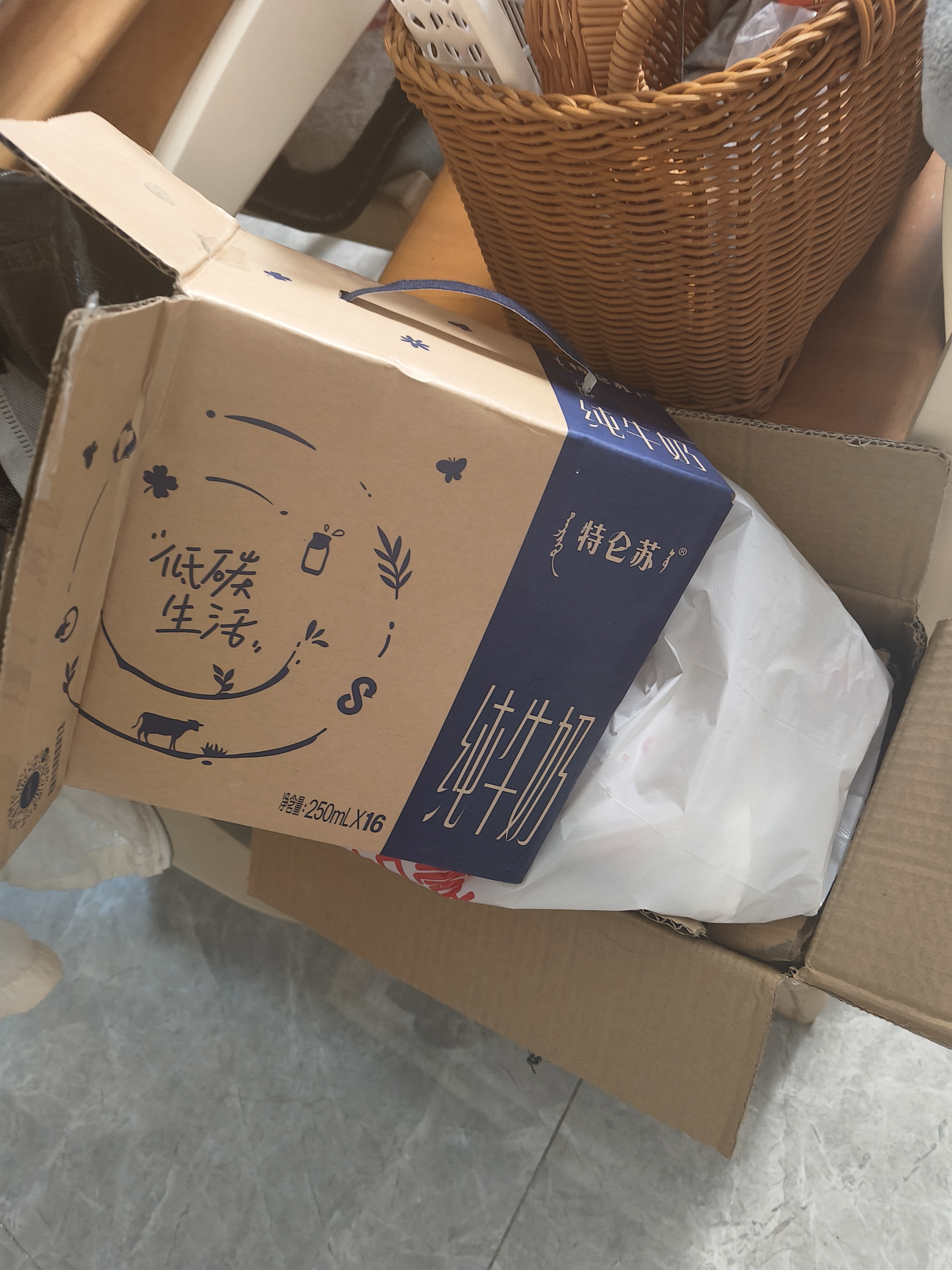 伊利早餐奶 新疆红枣250ml*16盒*1箱 礼盒装  实拍图