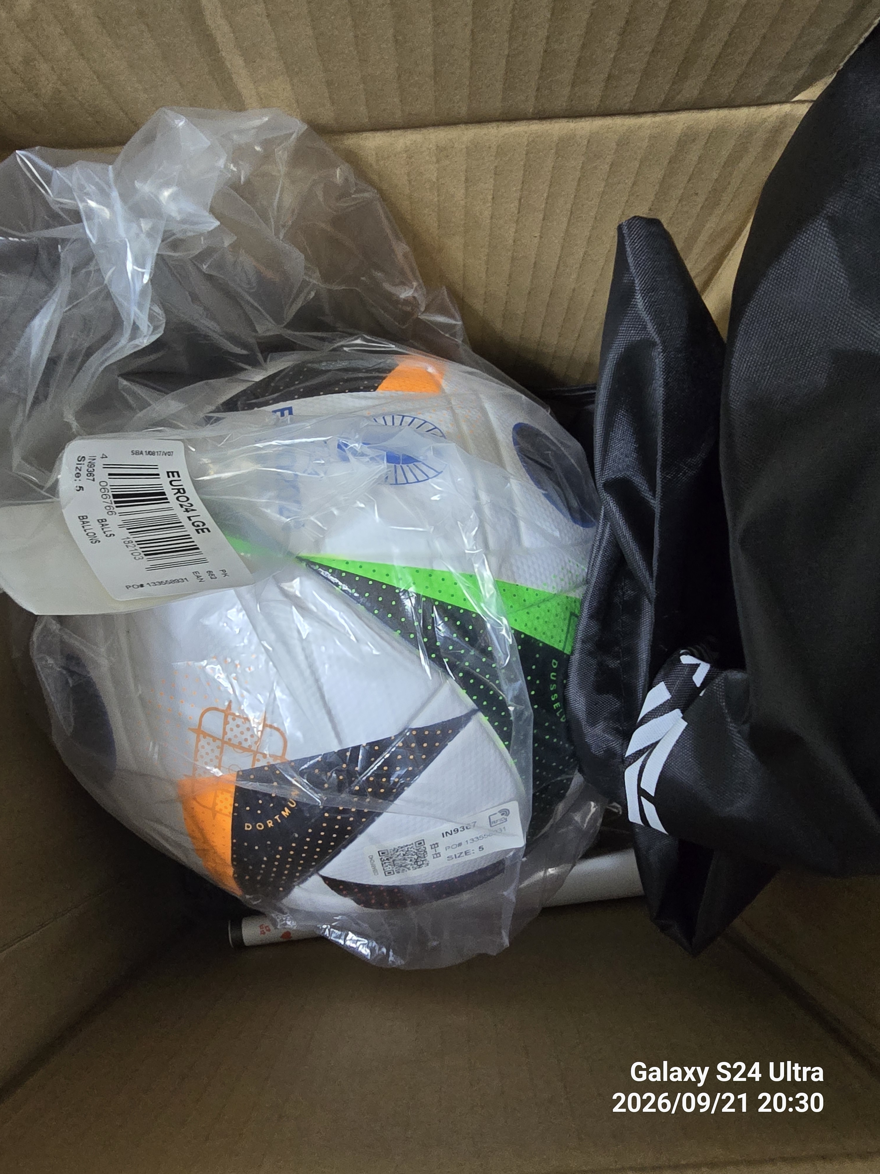 阿迪达斯（adidas）世界杯足球5号成人儿童青少年训练比赛标准足球欧洲杯专业中考 5号 欧洲杯IN9367热粘合 比赛训练球 实拍图