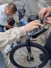 凤凰（Phoenix）山地自行车成人男女学生青少年减震变速越野公路通勤车山地车 26寸白蓝辐条轮 24速数字指拨（前中后全轴承） 实拍图